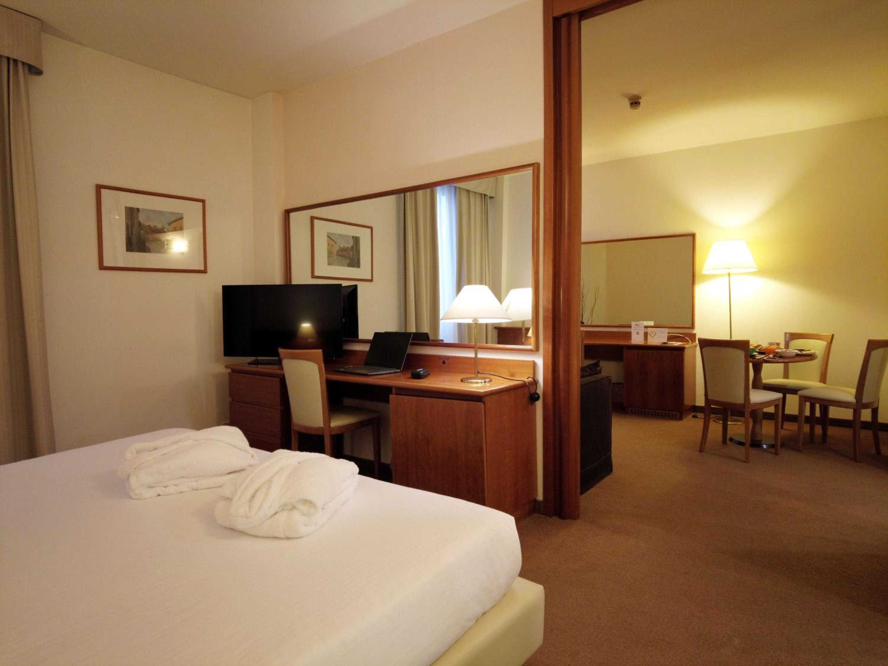King Room Suite - Photo 6