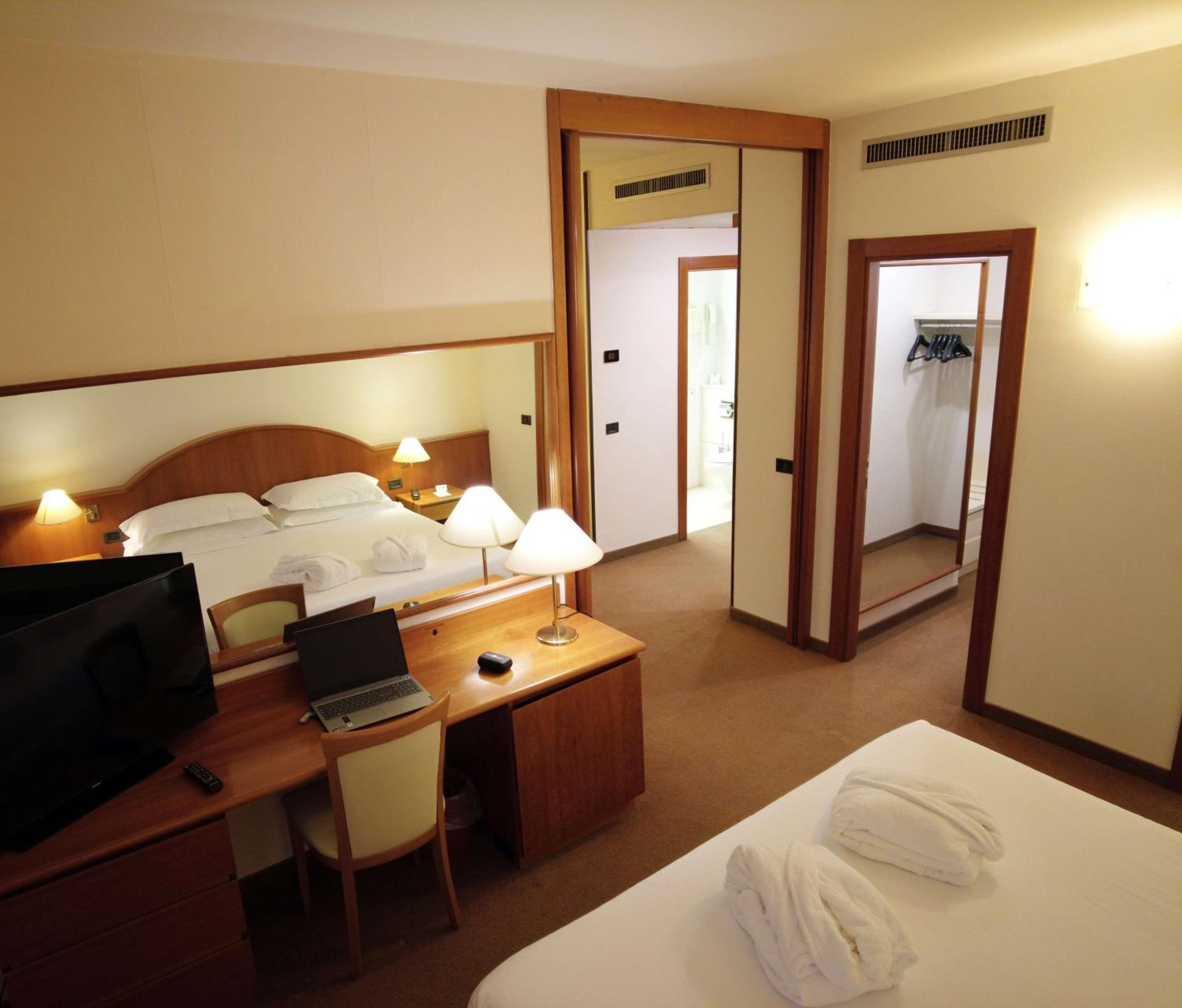 King Room Suite - Photo 8