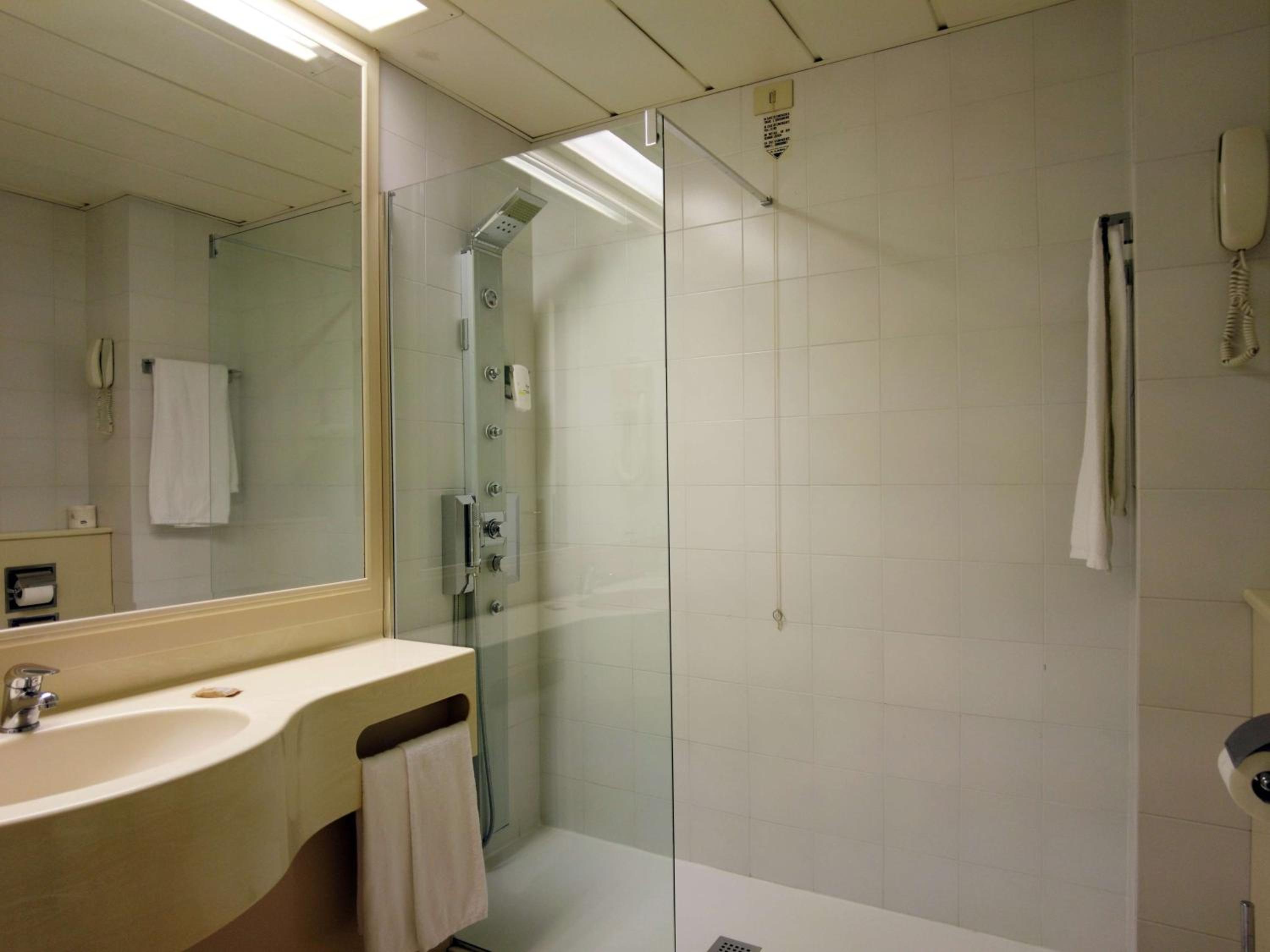 Standard King Room - Photo 15