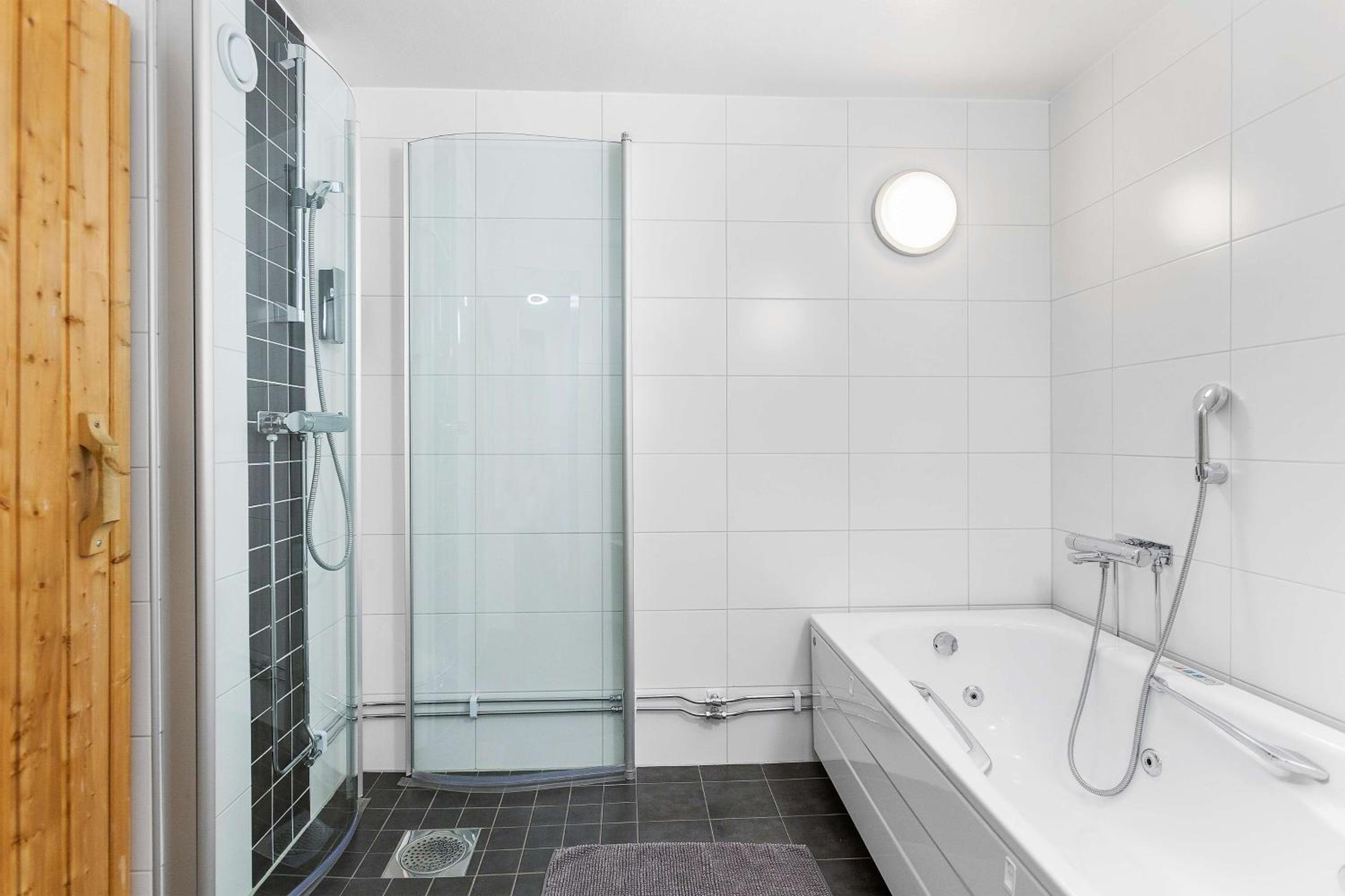 Suite with Spa Bath - Non-Smoking photo 3