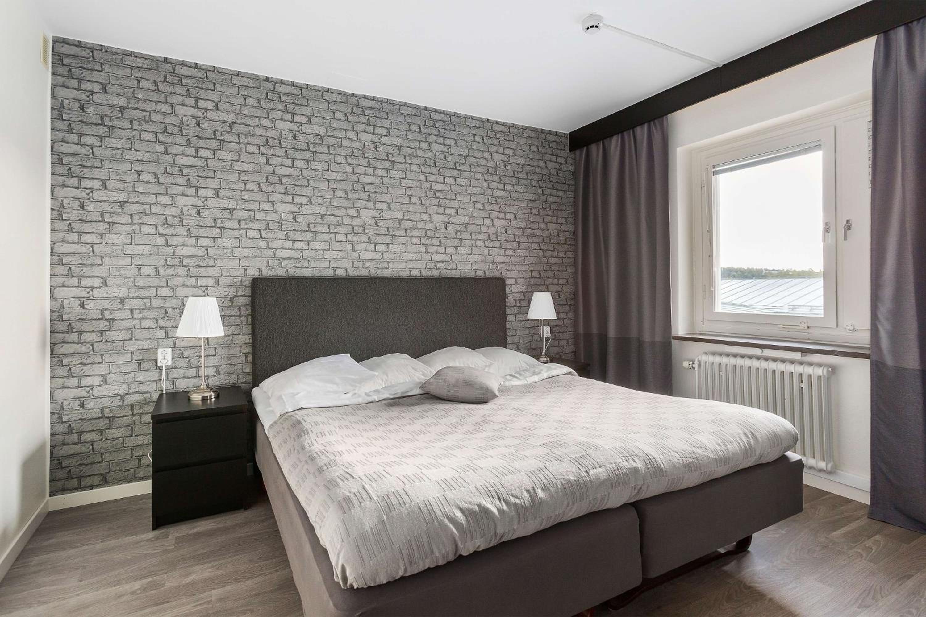 Queen Room with One Single Bed - Non-Smoking photo 2