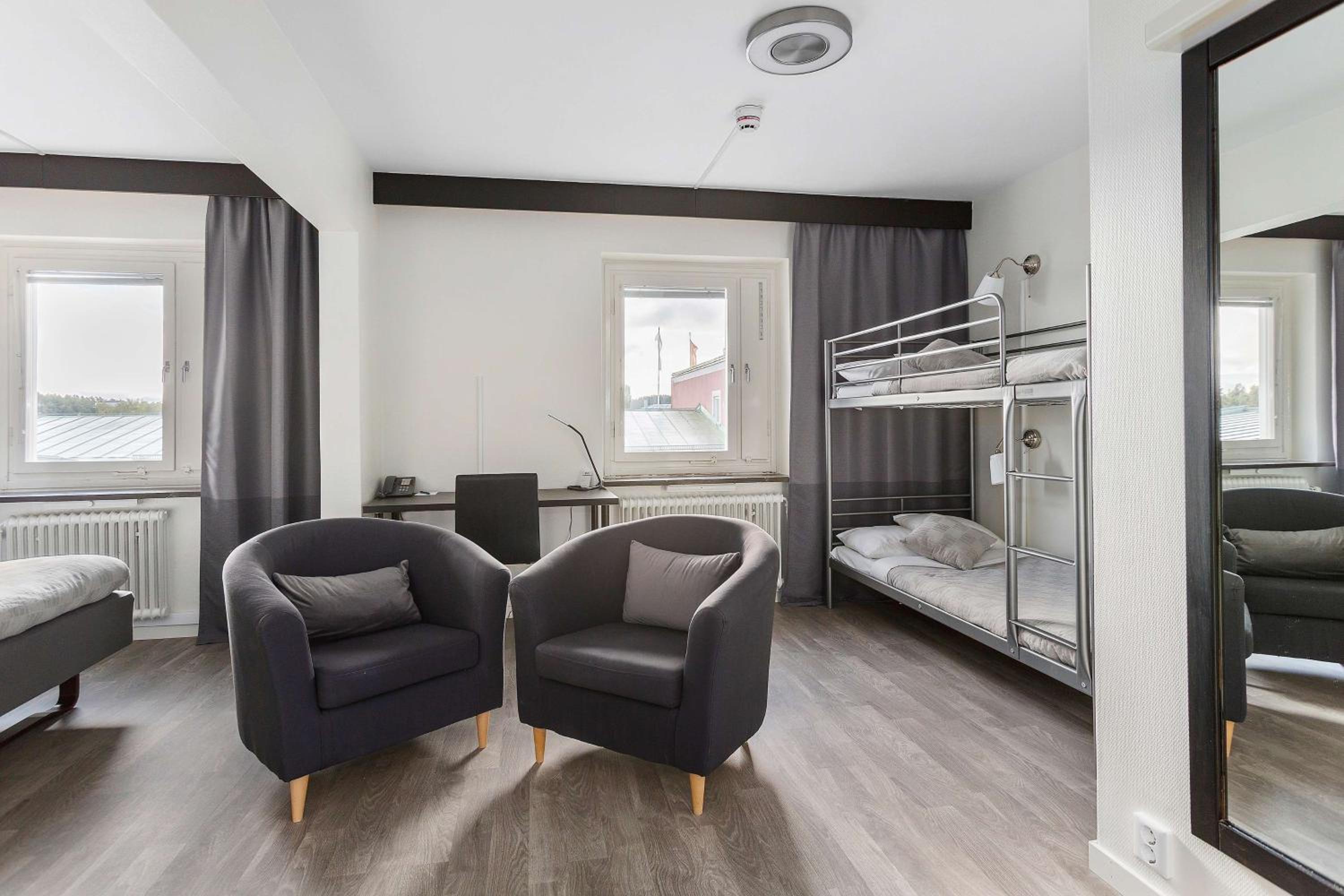 Queen Room with One Single Bed - Non-Smoking photo 1