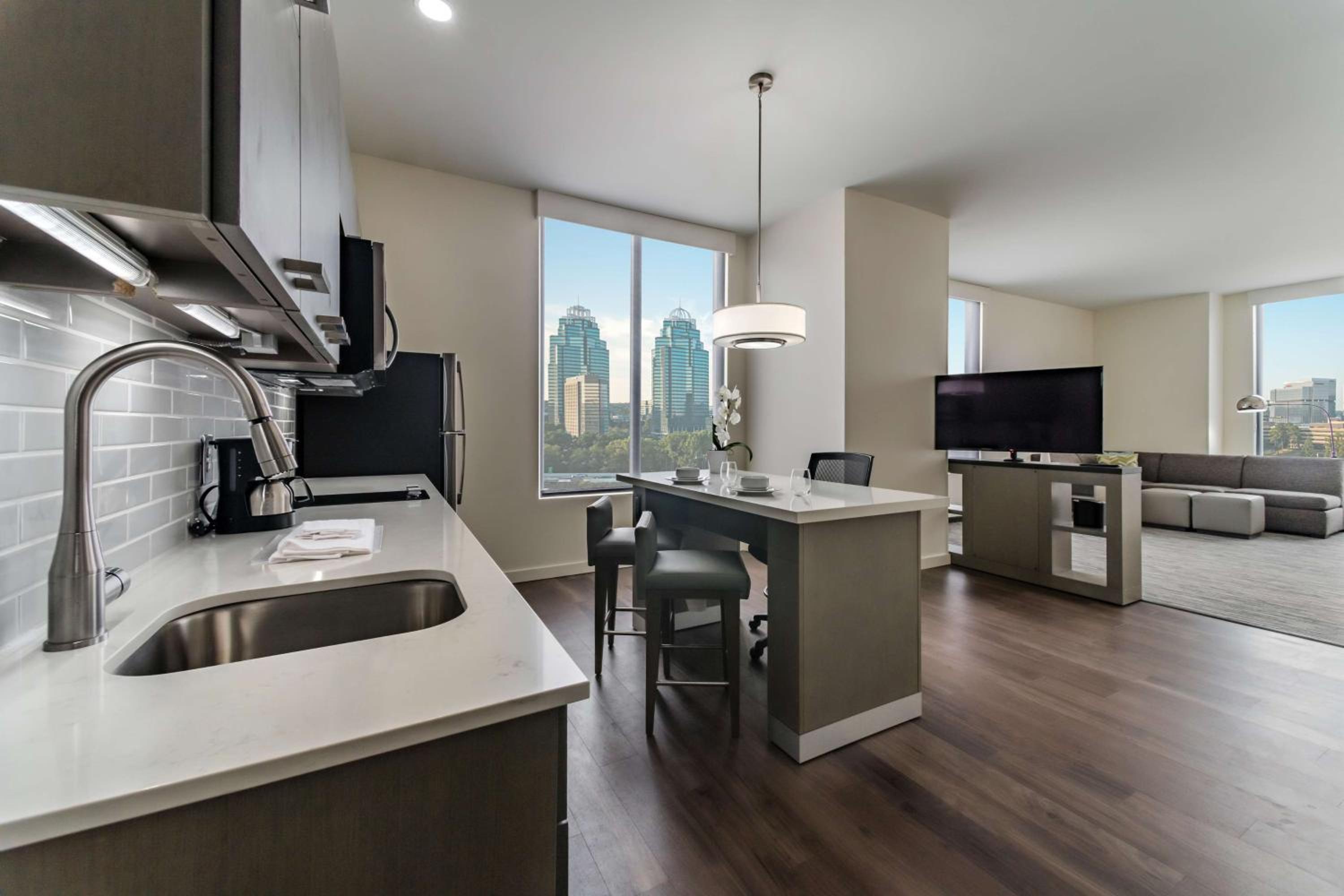 One Bedroom Kitchen Suite with Two Queen Beds and Sofa Bed - Photo 2