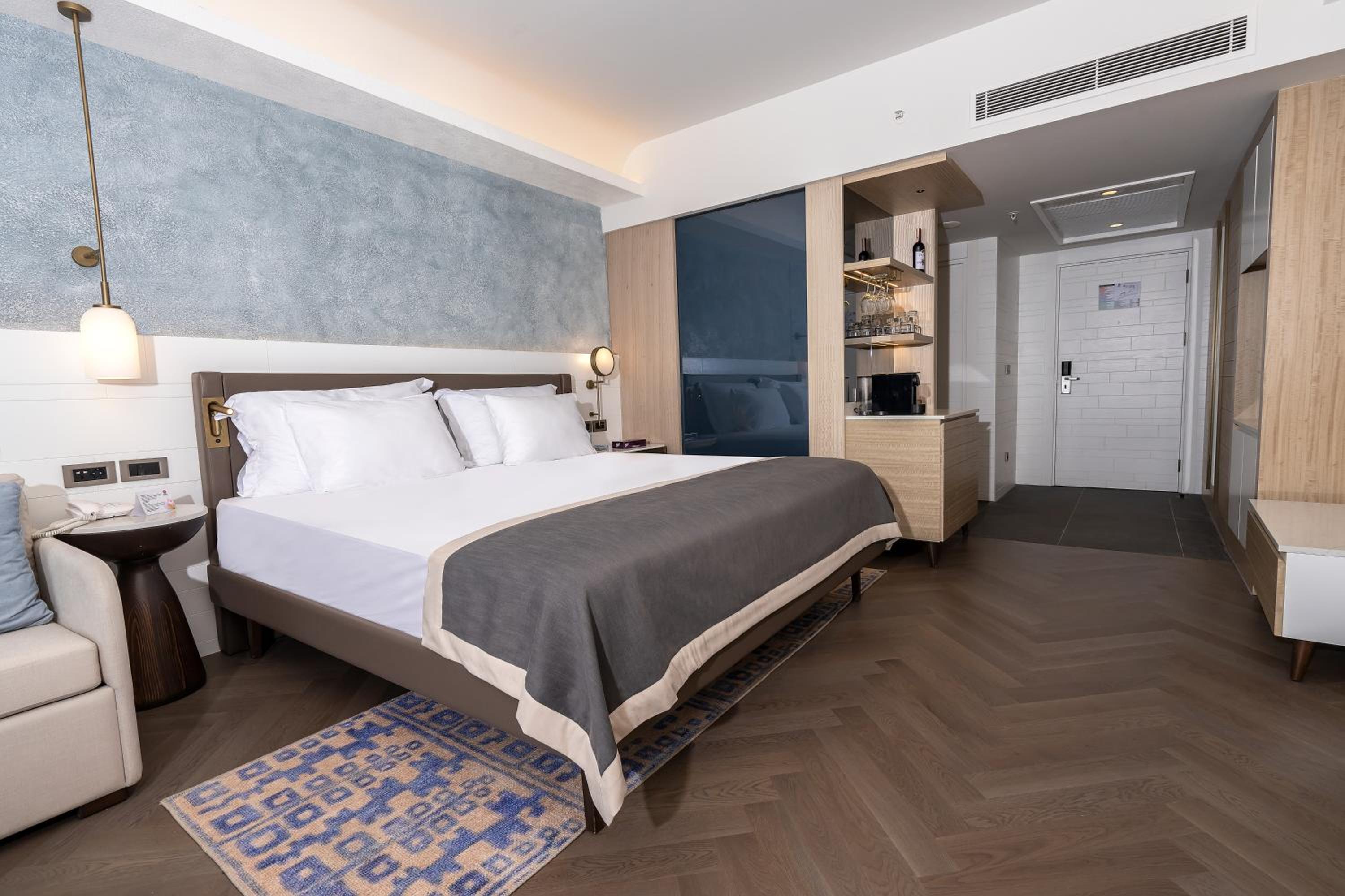 Deluxe Room Side Sea View & Pool View thumbnail 6