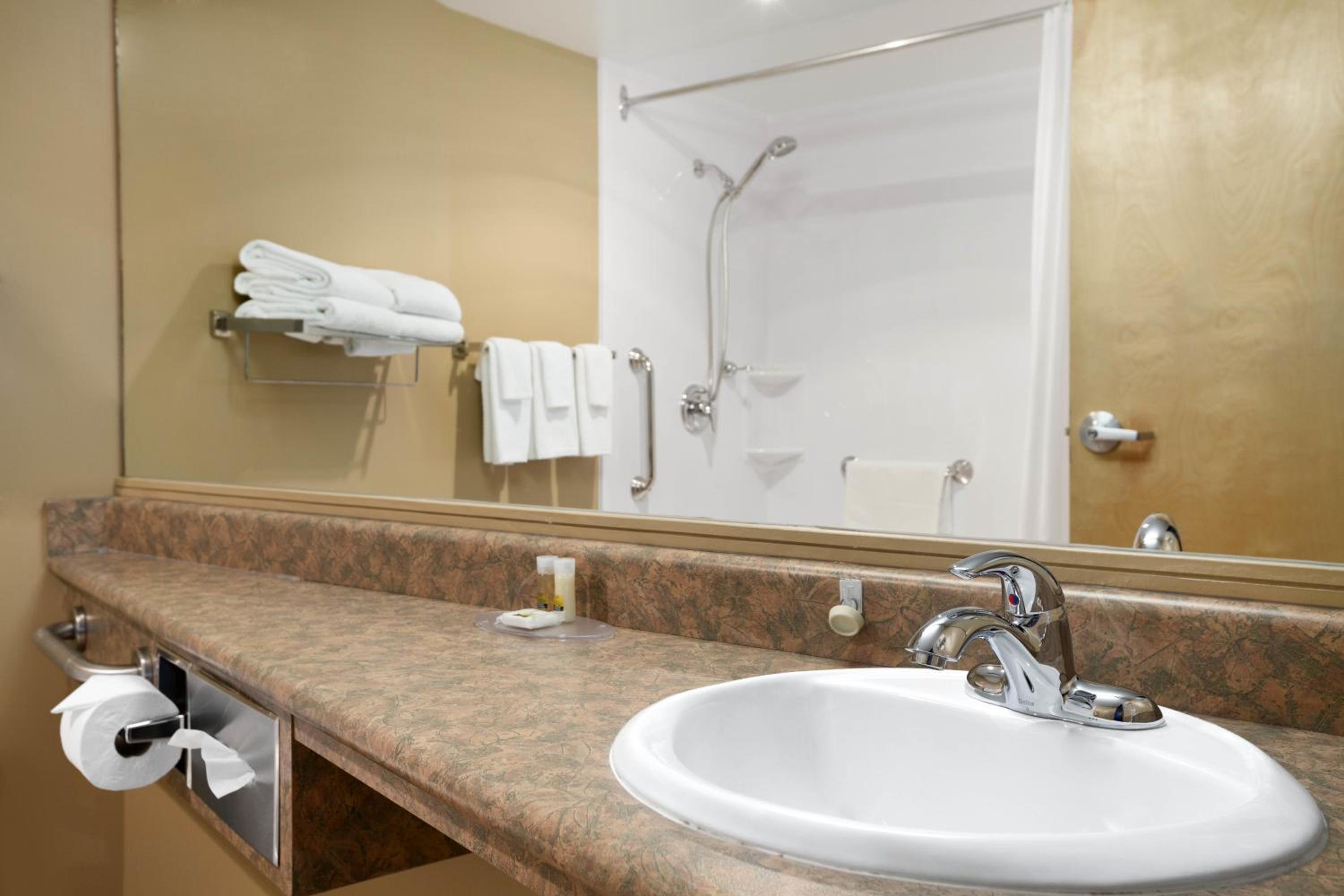 Queen Room - Disability Access photo 3