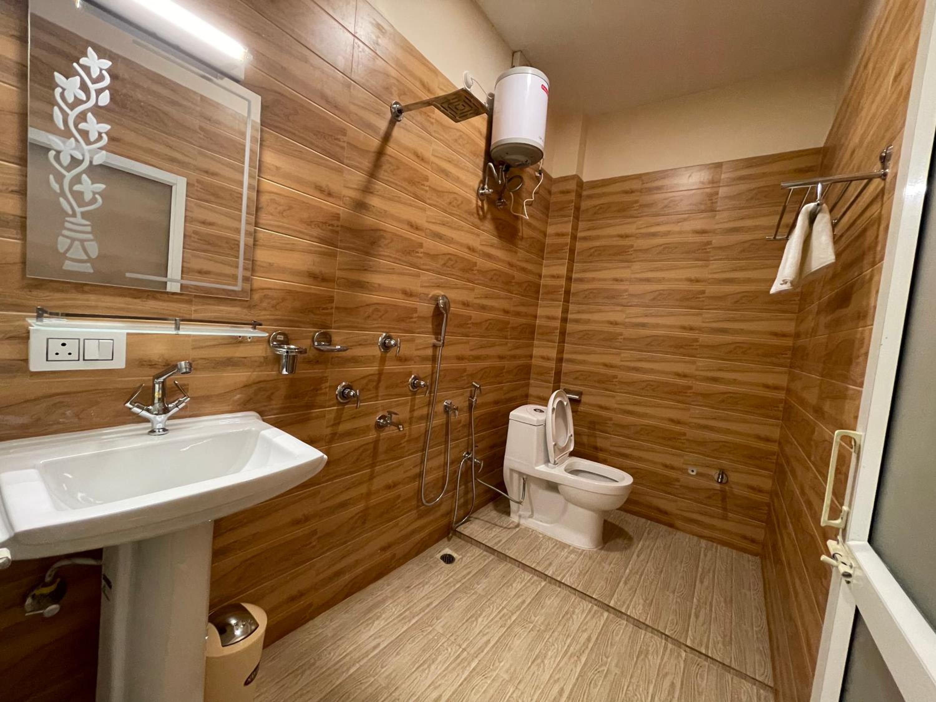 Double Room with Balcony - Photo 6