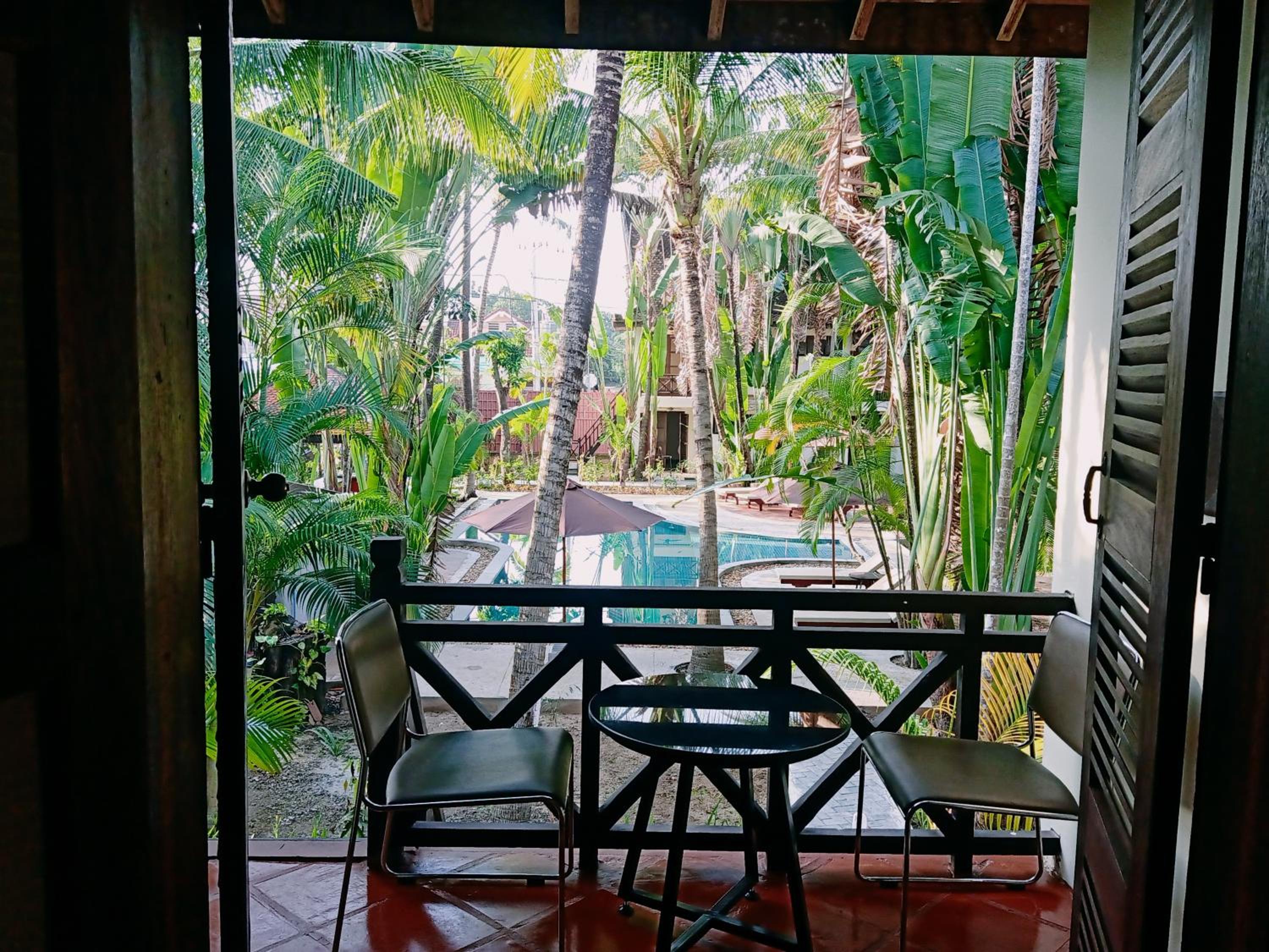 Deluxe Twin Pool View with Balcony