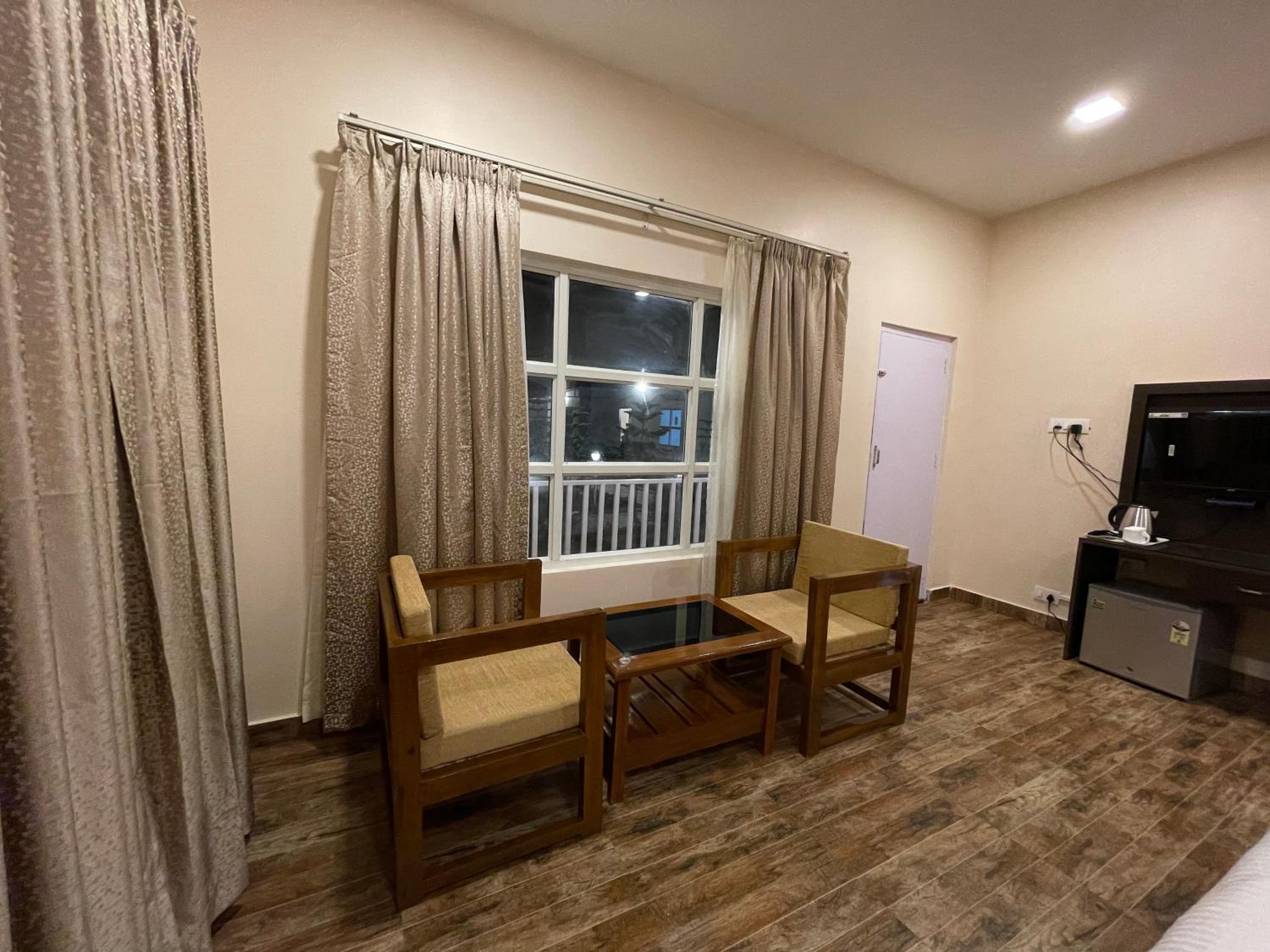 Double Room with Balcony - Photo 3