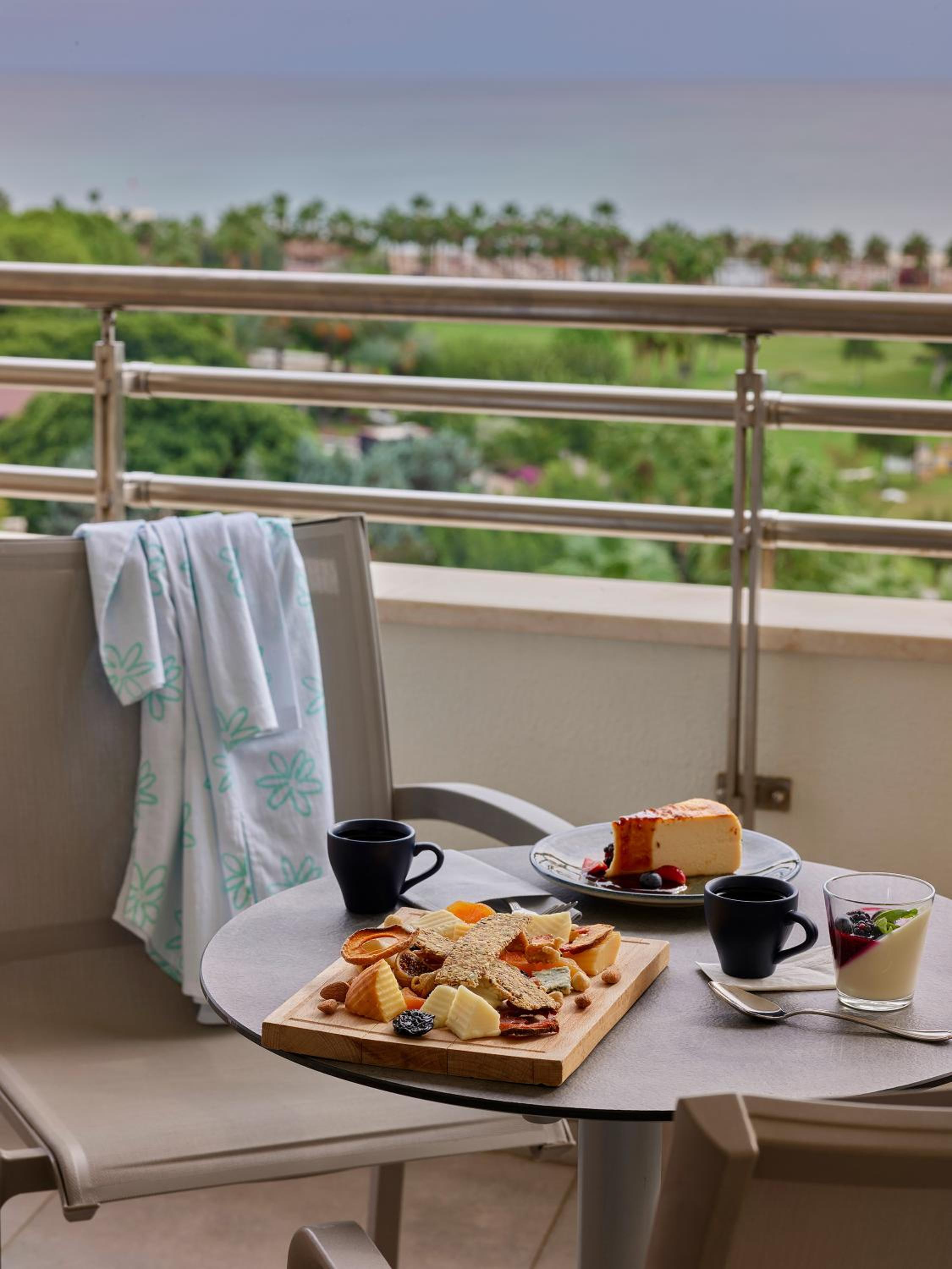 Corner Suite with Jacuzzi & Sea View