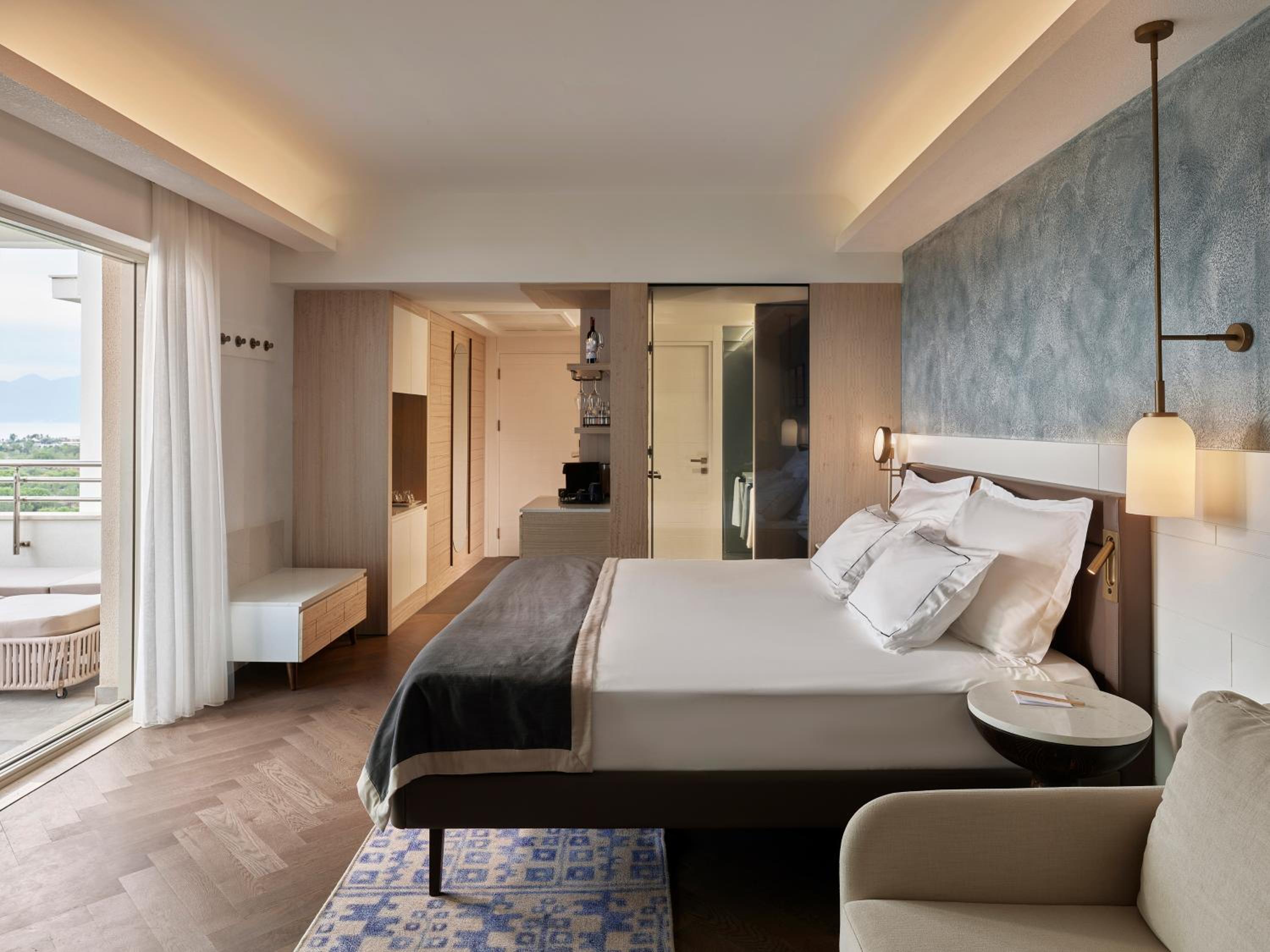 Corner Suite with Jacuzzi & Sea View