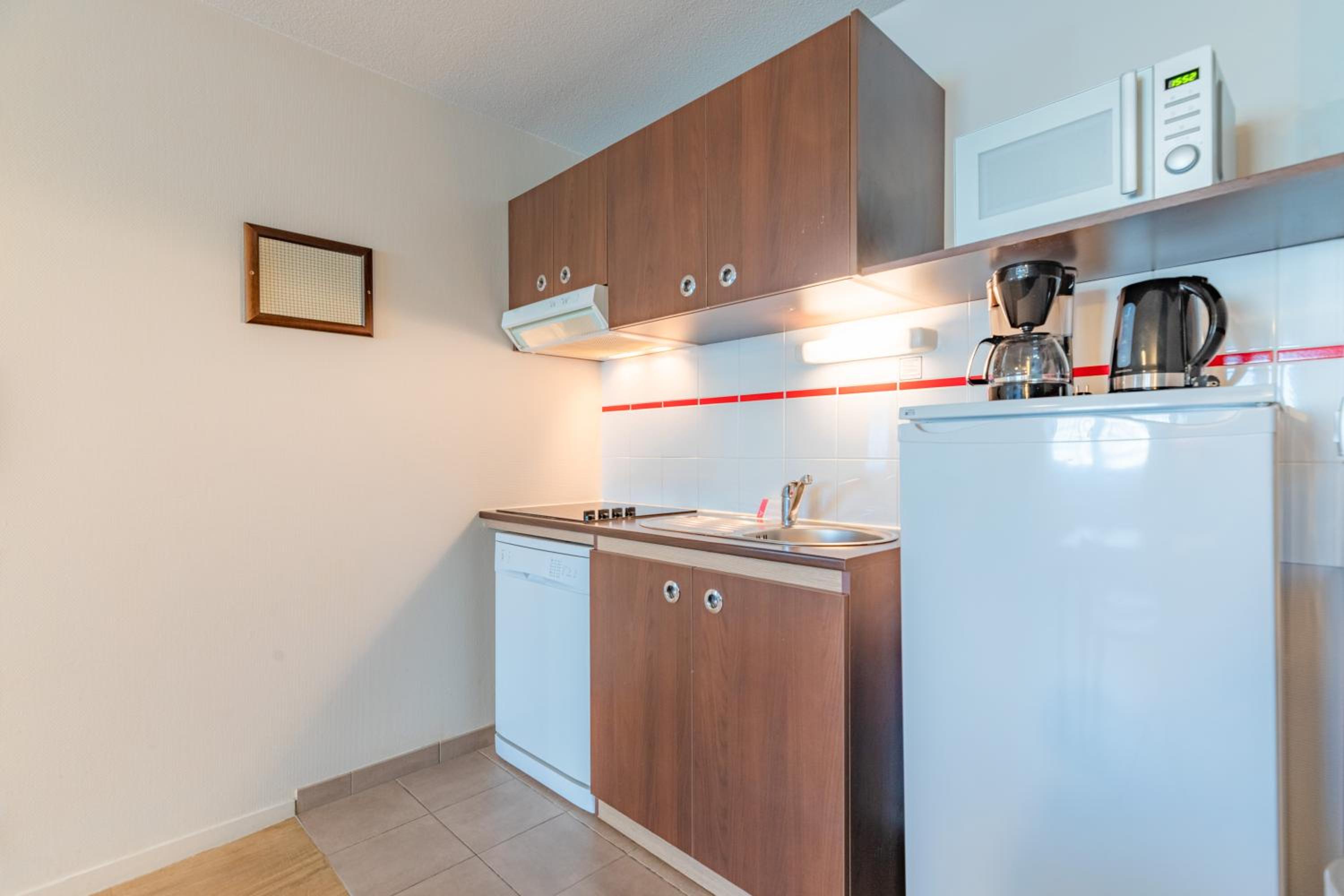 Large Apartment - Photo 2