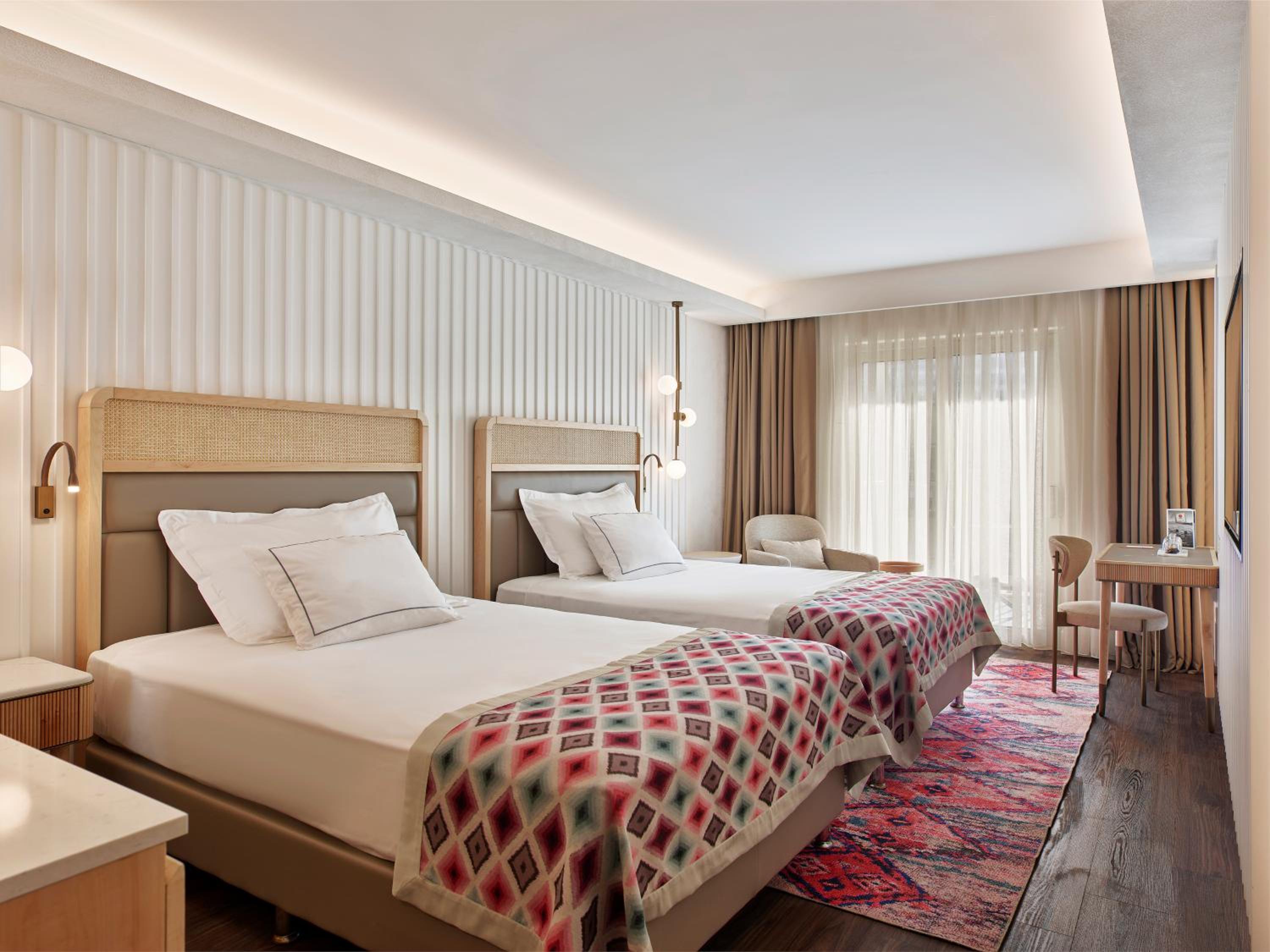 Deluxe Lagoon Room thumbnail 5