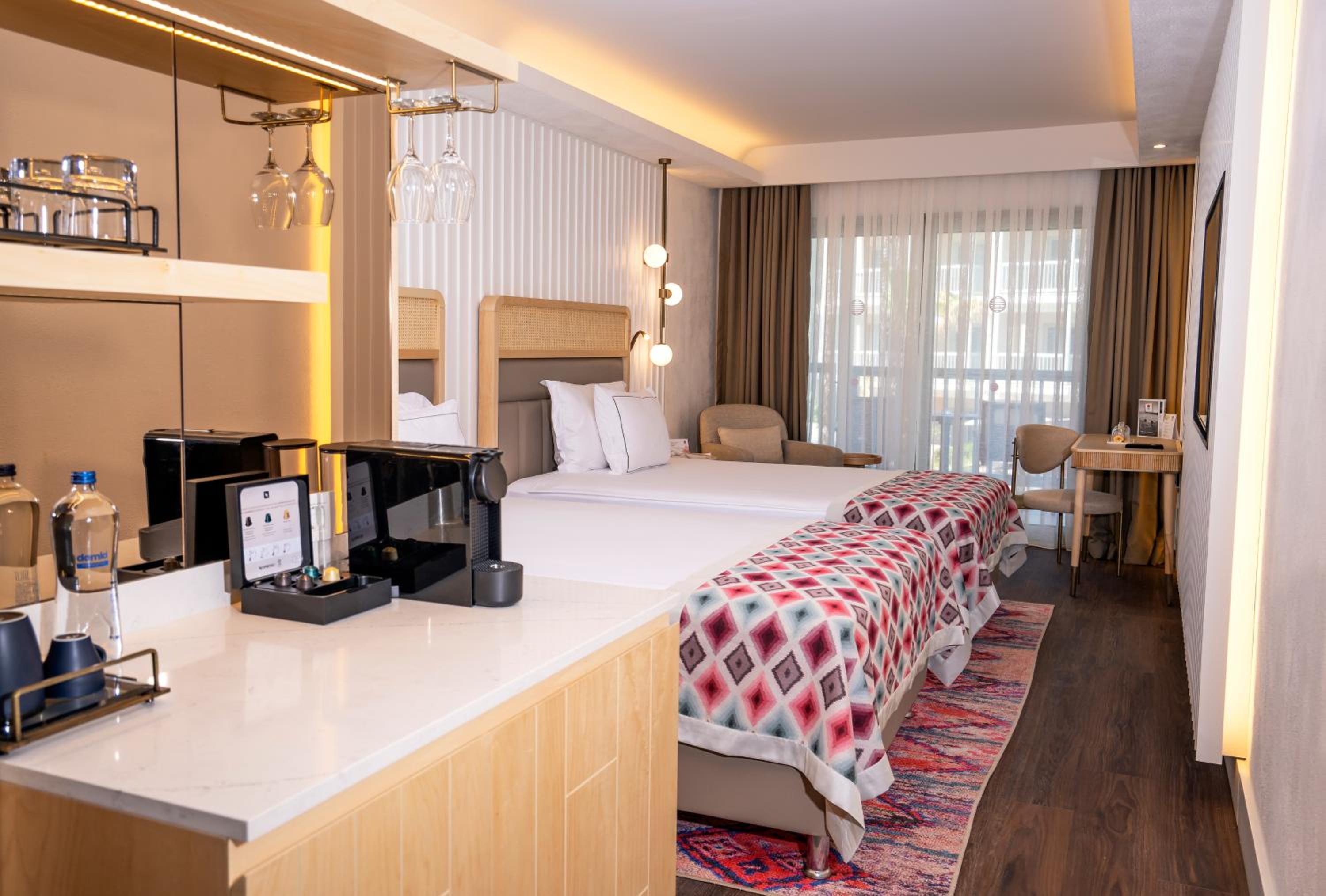 Deluxe Lagoon Room thumbnail 6