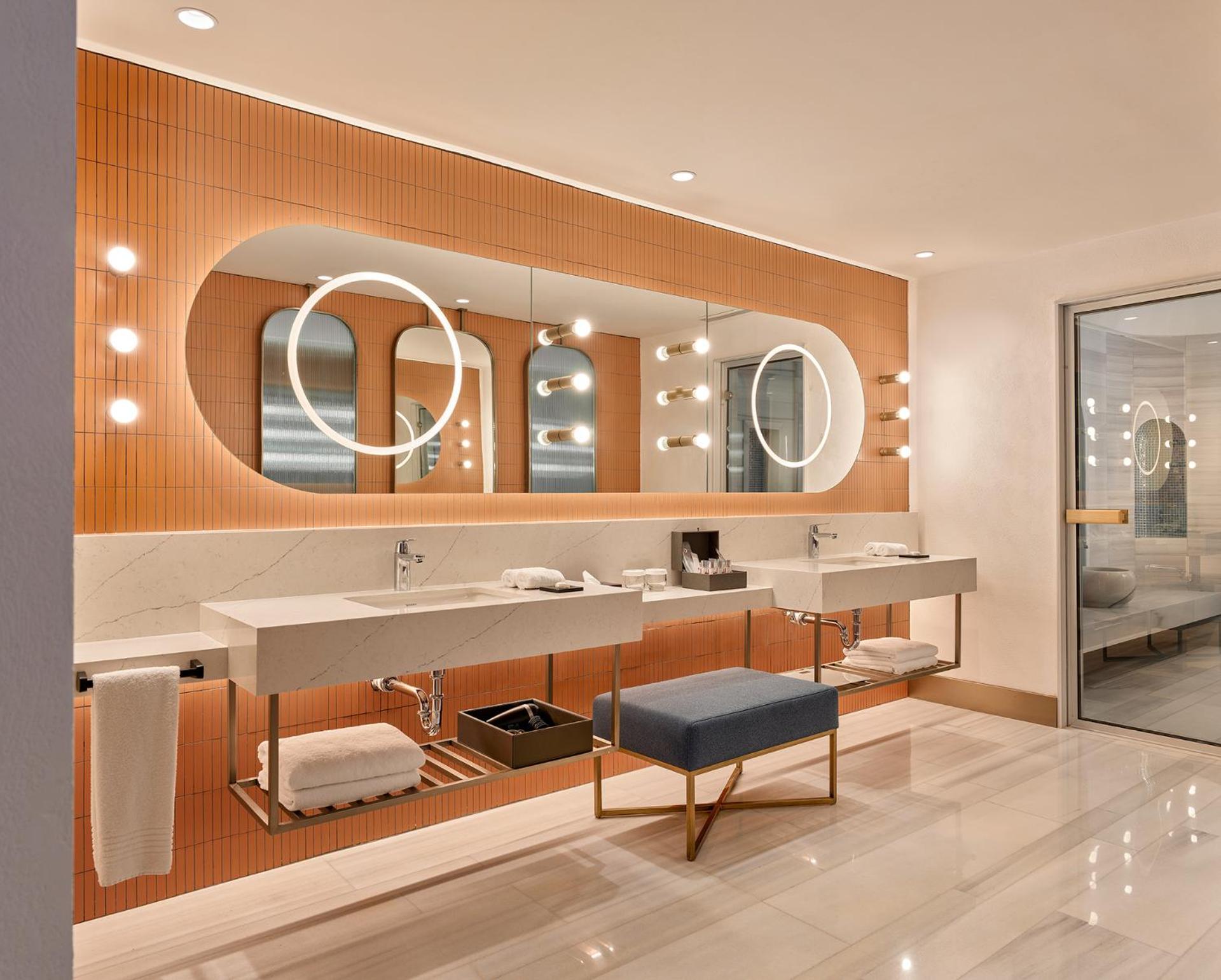 Penthouse Suite Turkish Bath & Jacuzzi thumbnail 5
