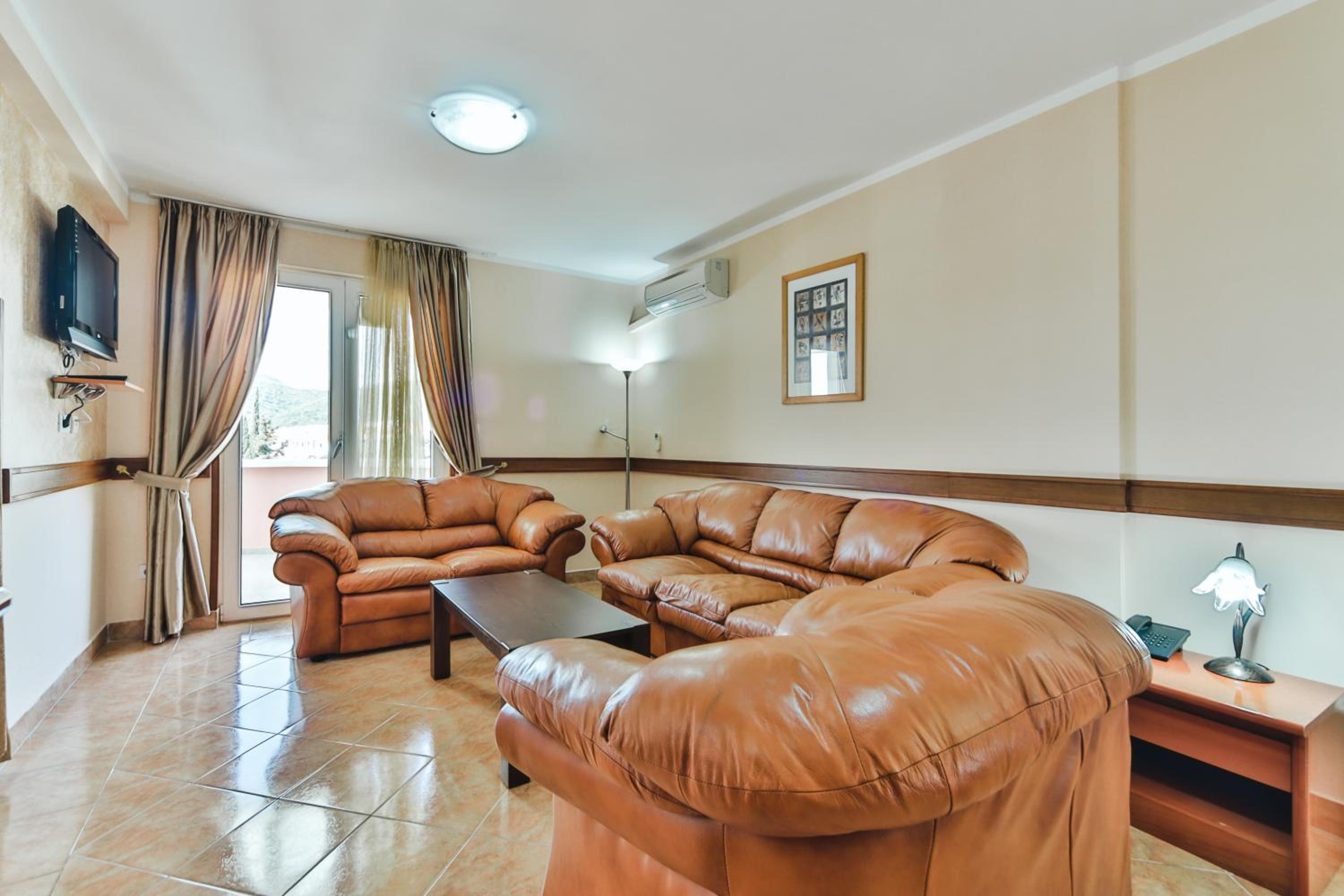 Suite with Balcony and Sea View - Photo 3