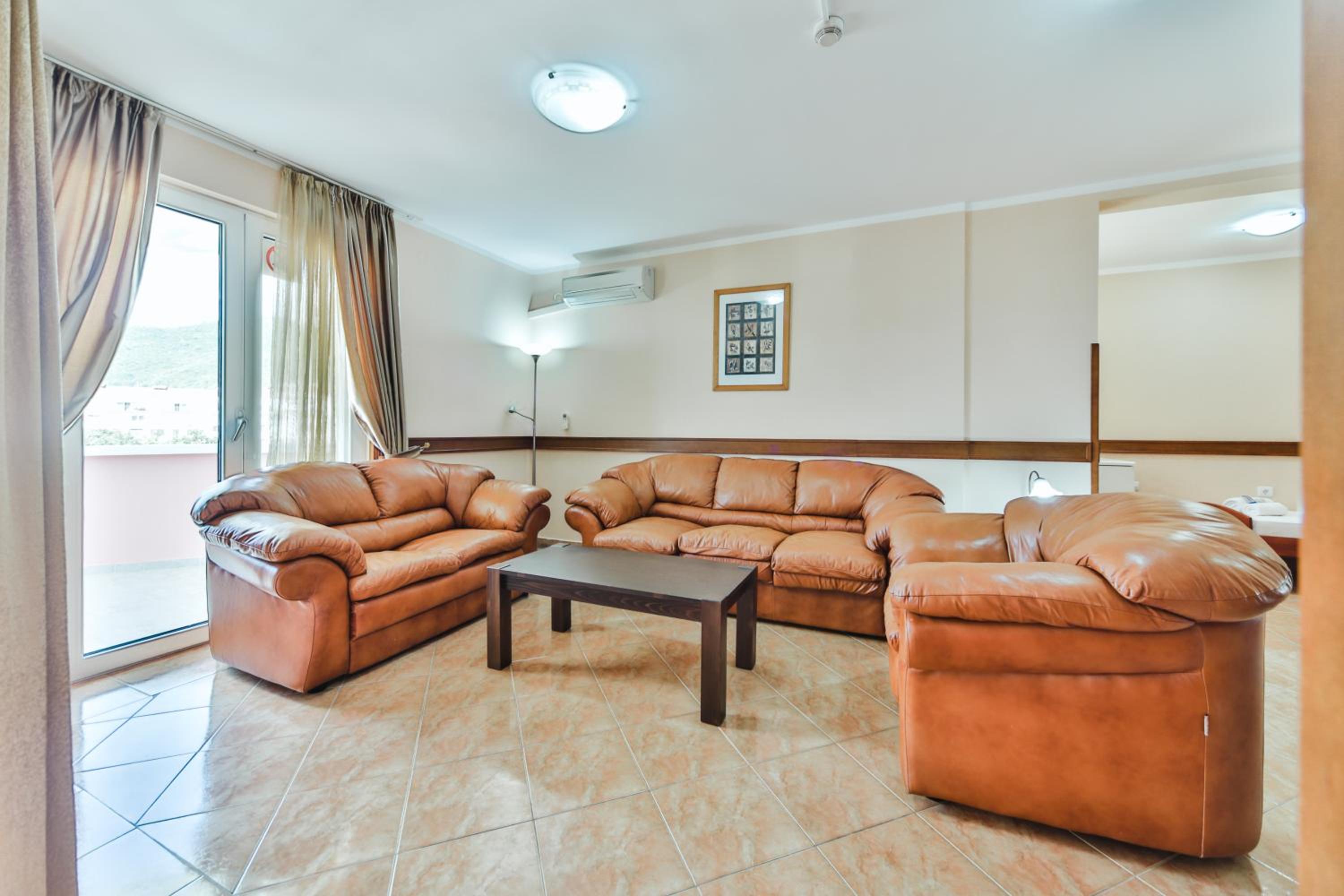 Suite with Balcony and Sea View - Photo 8
