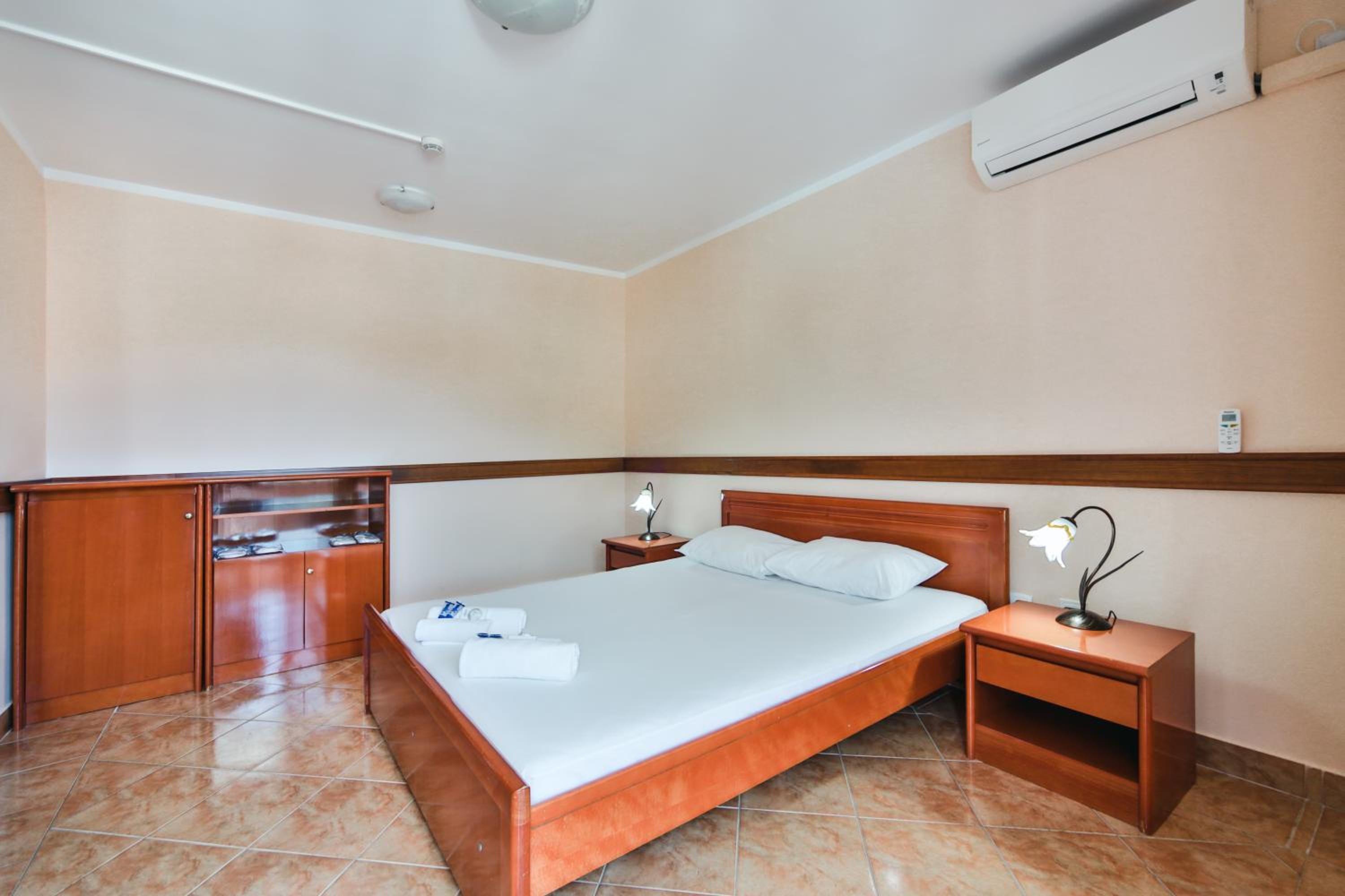 Suite with Balcony and Sea View - Photo 9