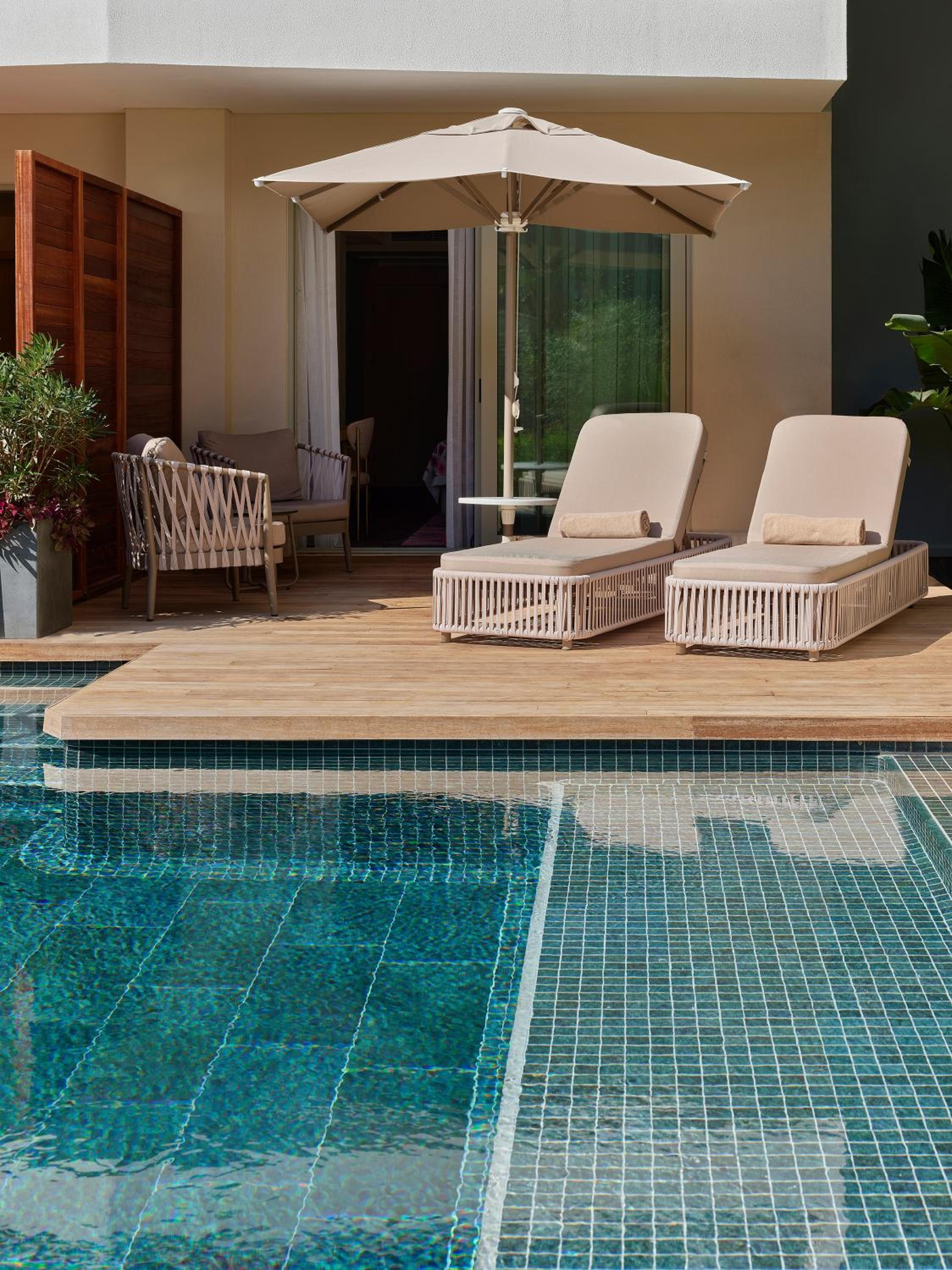 Deluxe Family Suite Swim Up