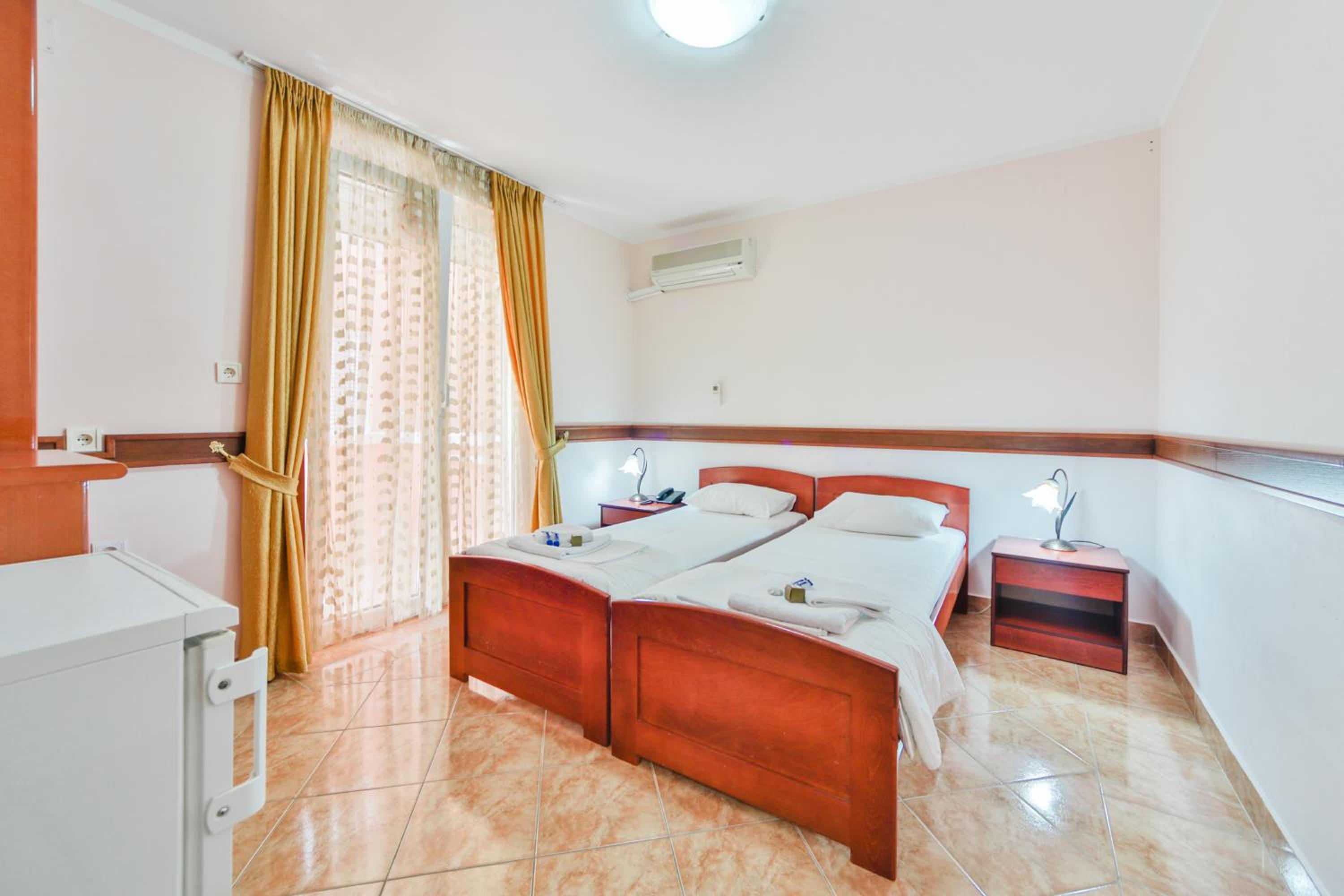 Twin Room with Balcony and Garden View - Photo 1