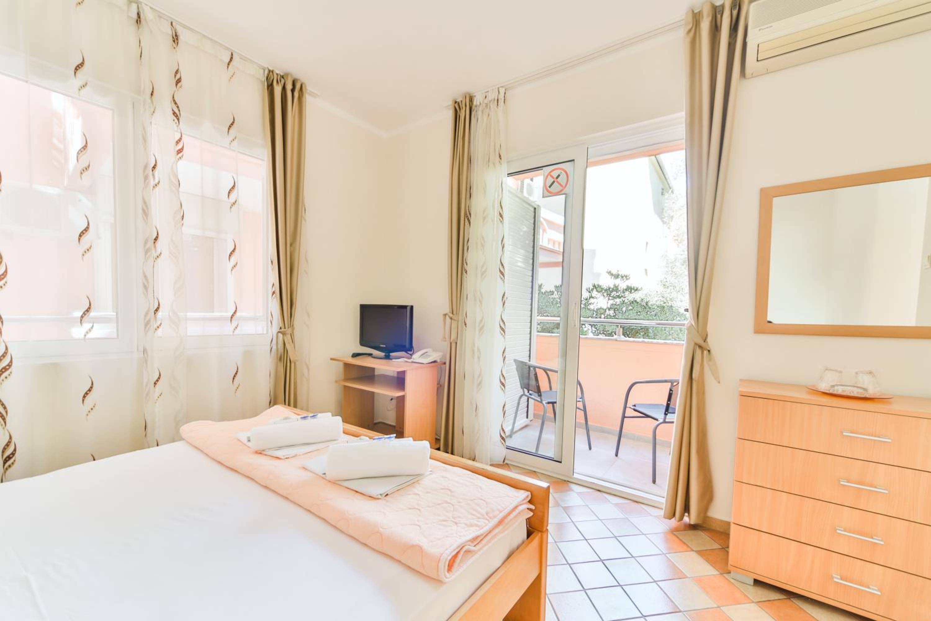 Economy Double Room with Balcony and Garden View - Photo 1