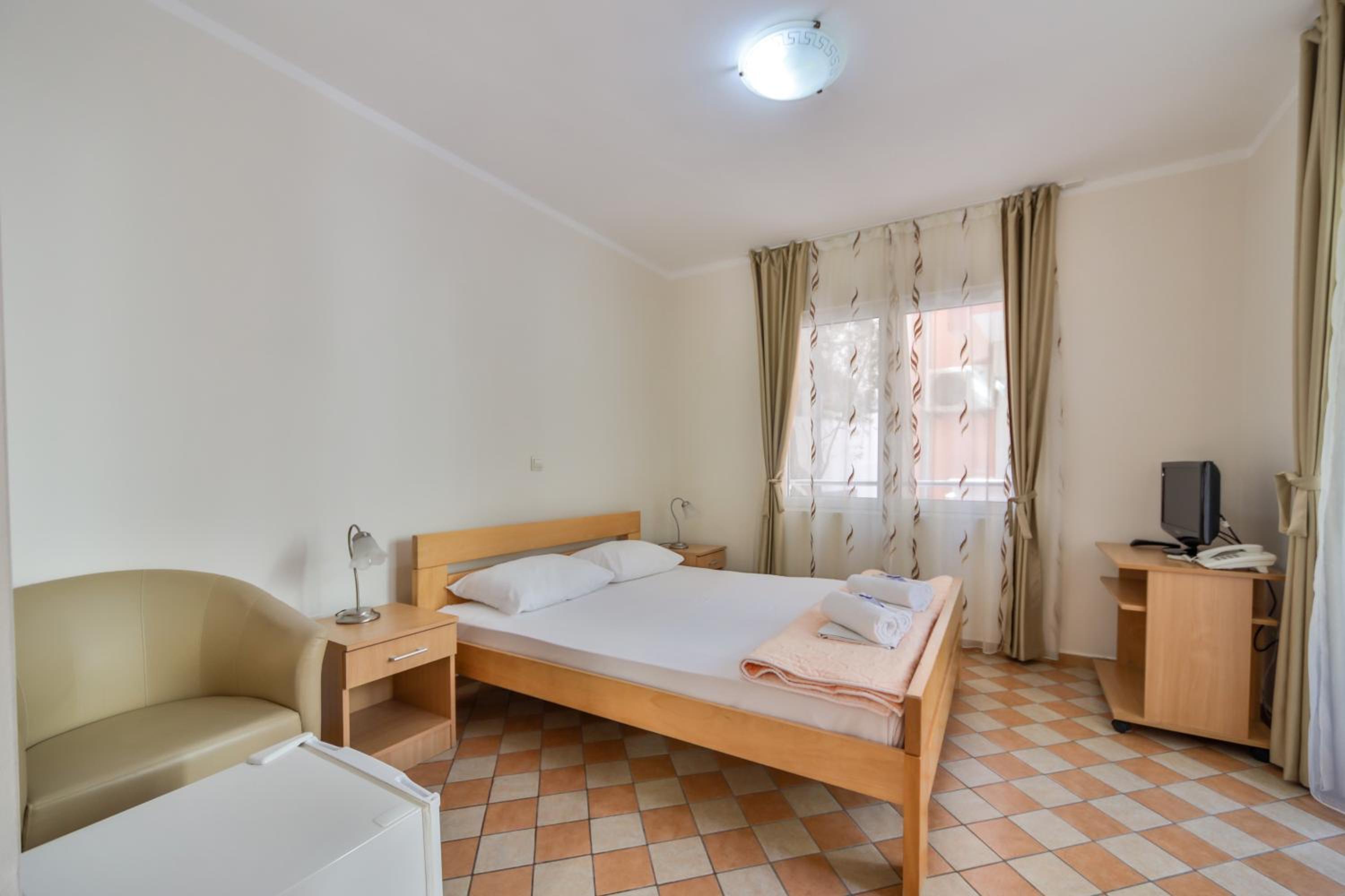 Economy Double Room with Balcony and Garden View - Photo 3