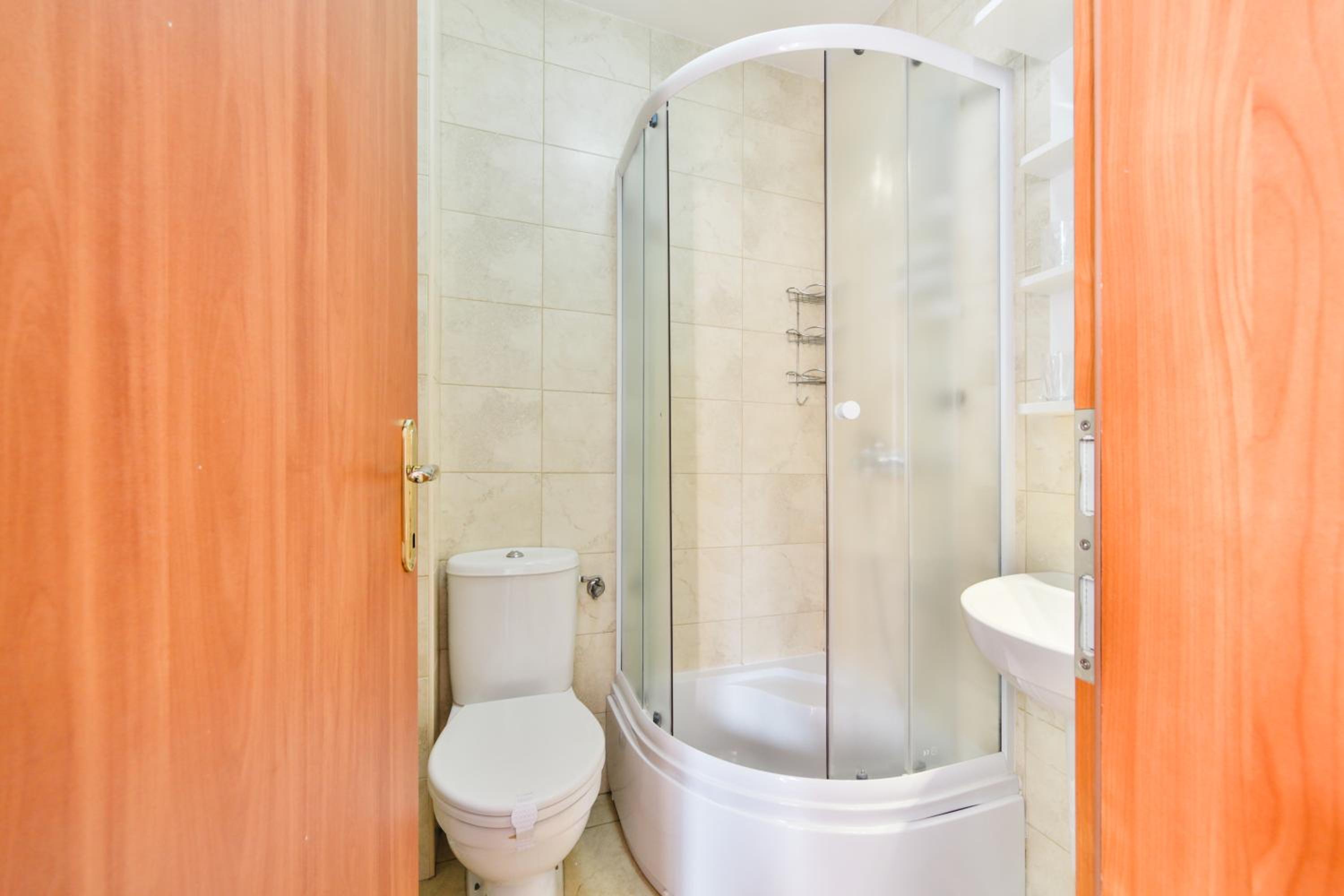 Economy Double Room with Balcony and Garden View - Photo 4