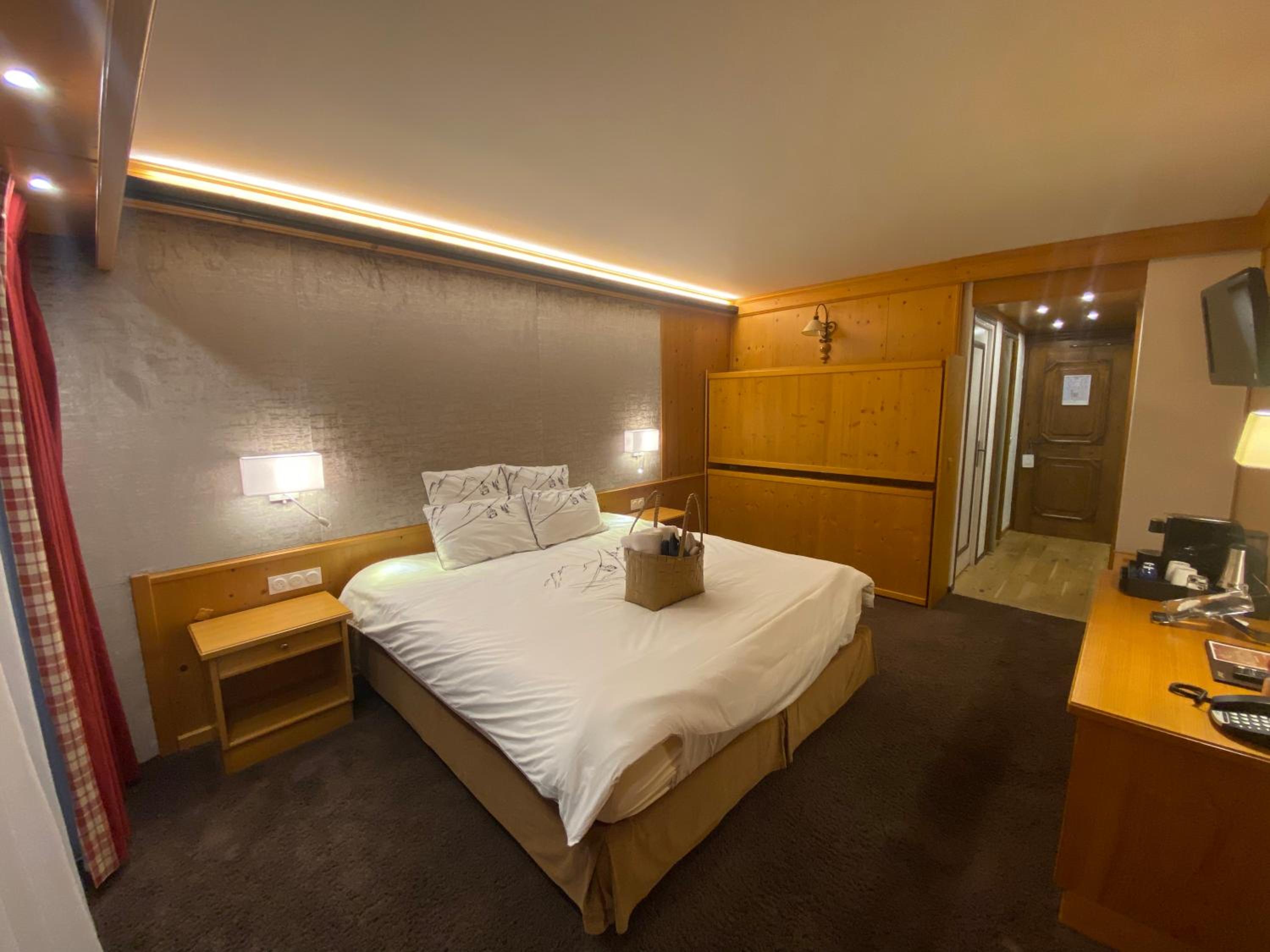 Classic Quadruple Room (2 Adults + 2 Children) photo 3