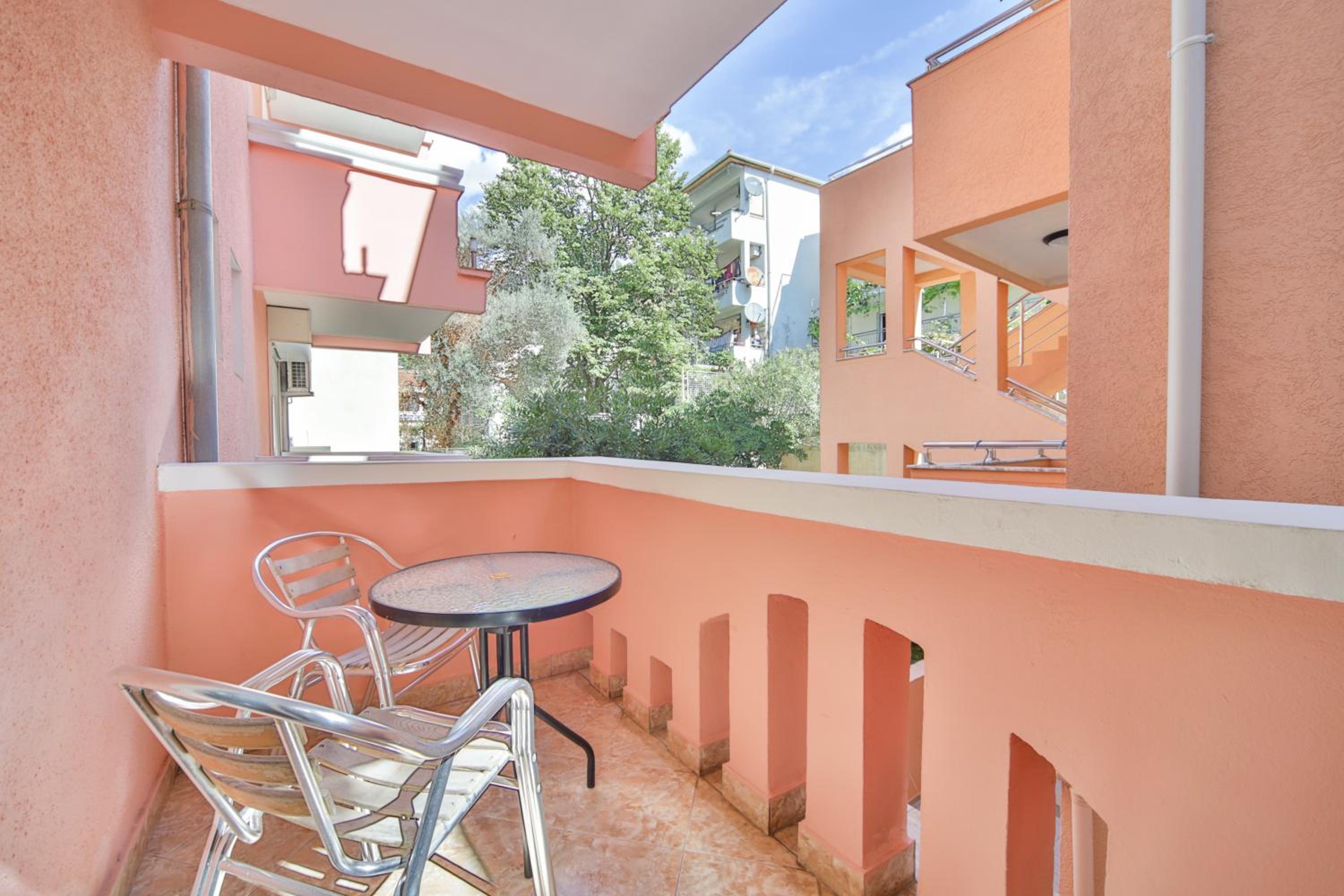 Double Room with Balcony and Garden View - Photo 3