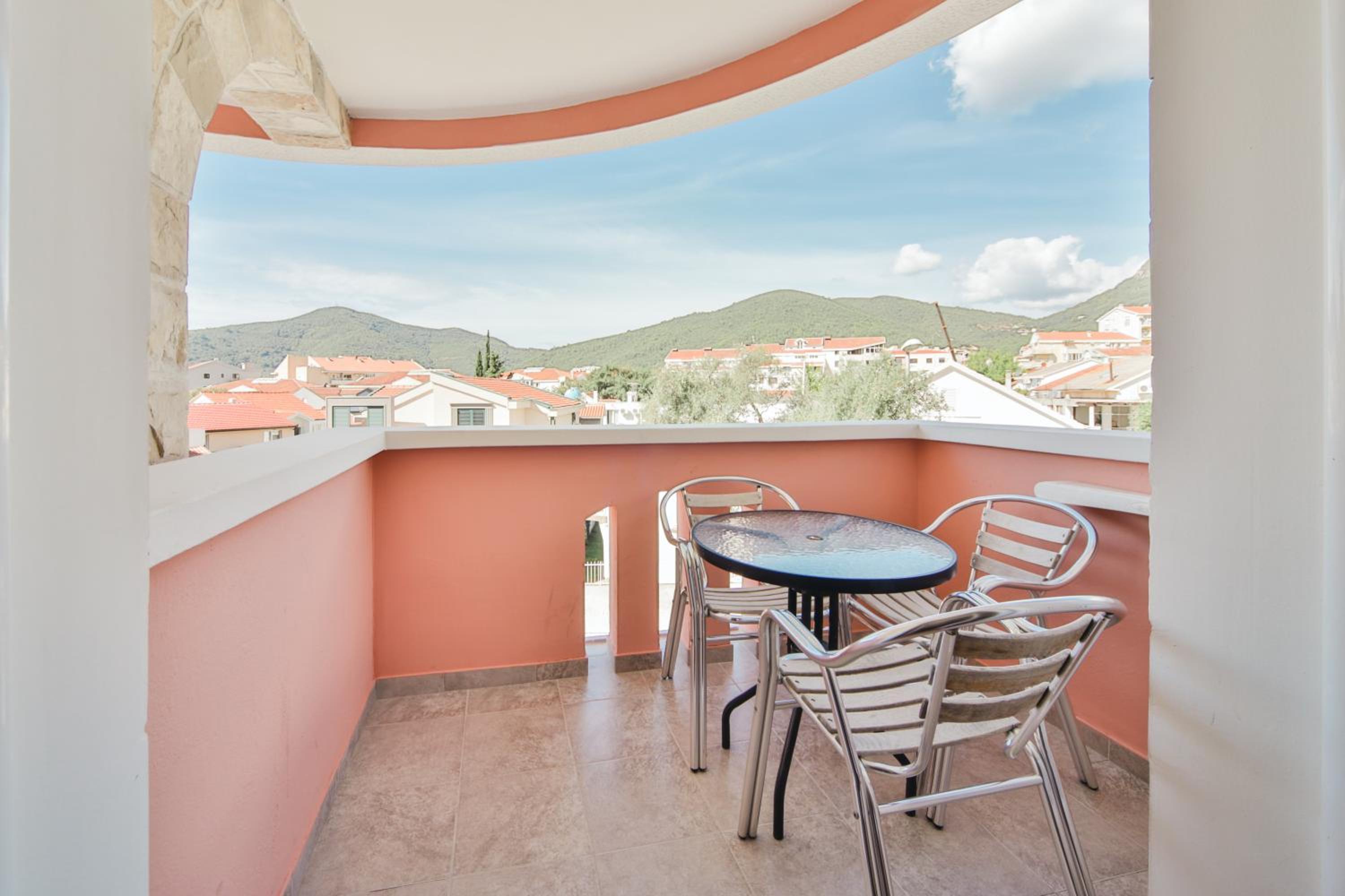 Standard Triple Room with Balcony and City View - Photo 2