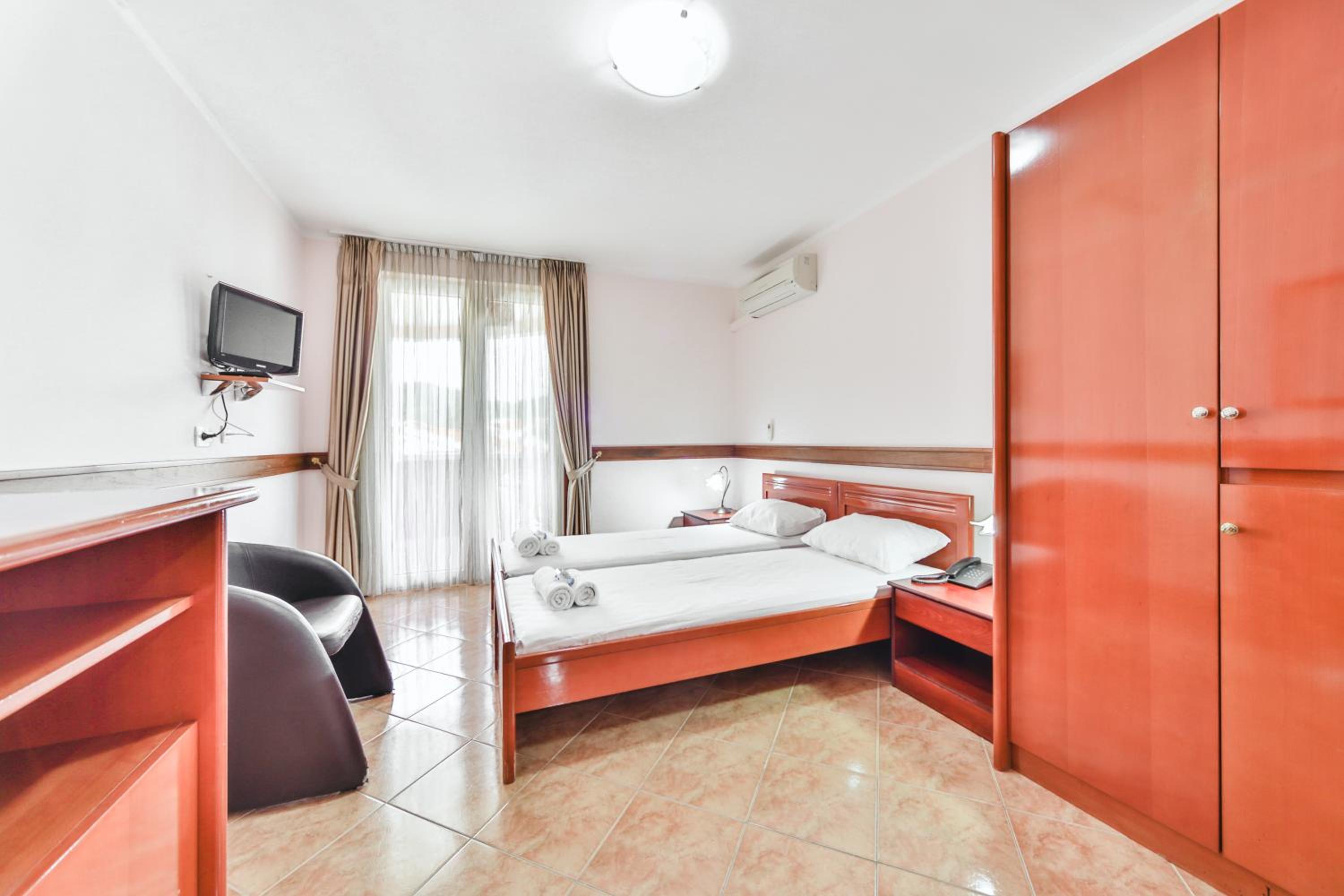 Standard Triple Room with Balcony and City View - Photo 1