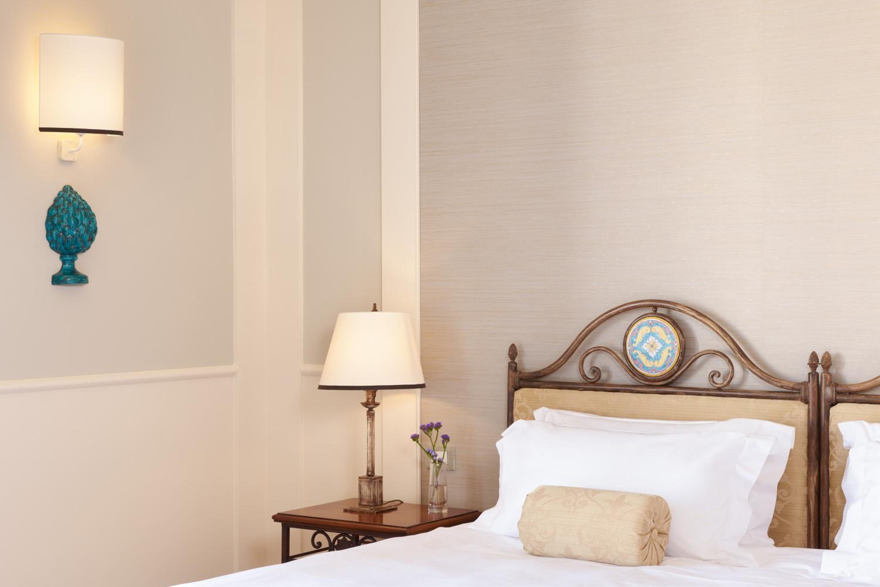Junior Suite with Pool View - Photo 4