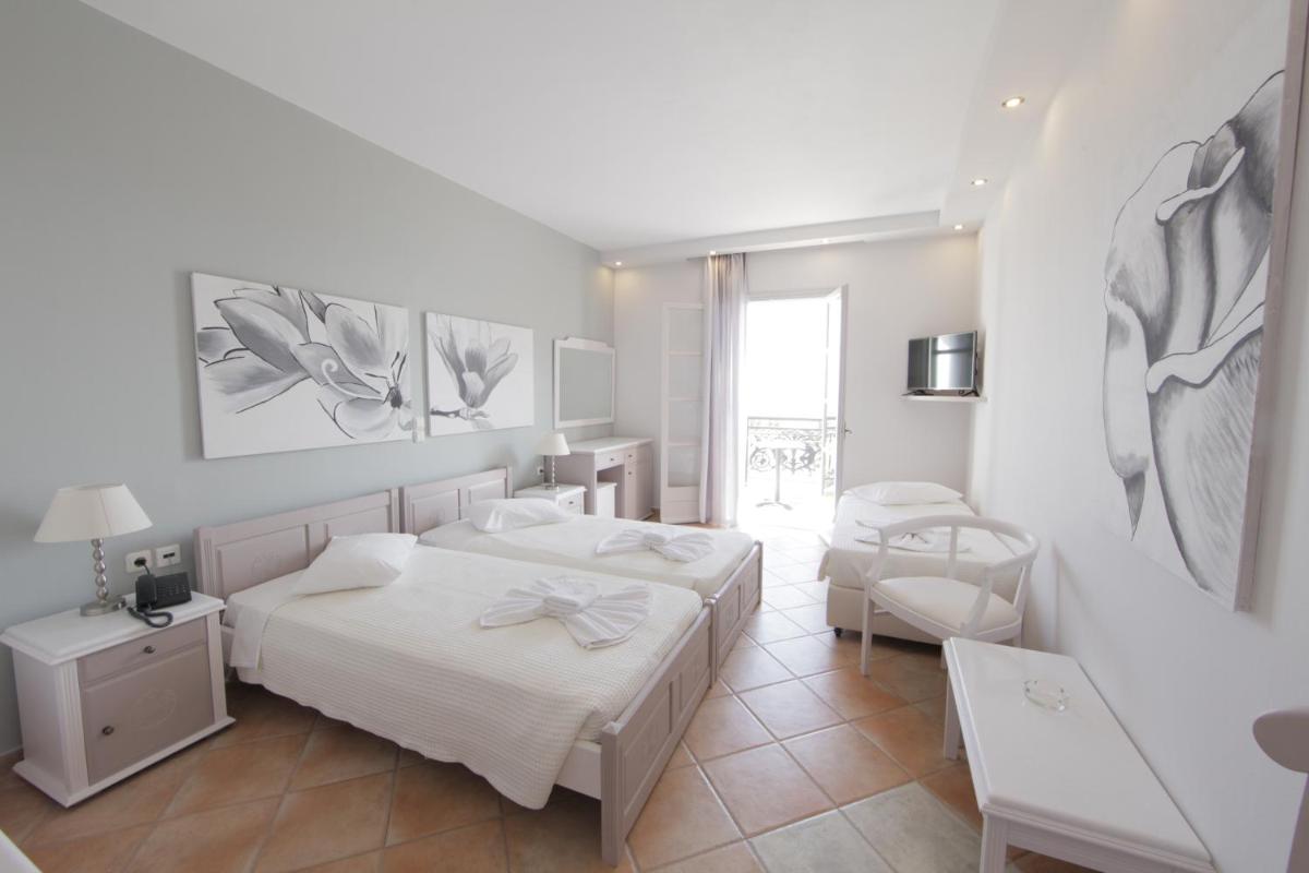 Triple Room with Sea View and Balcony photo 1