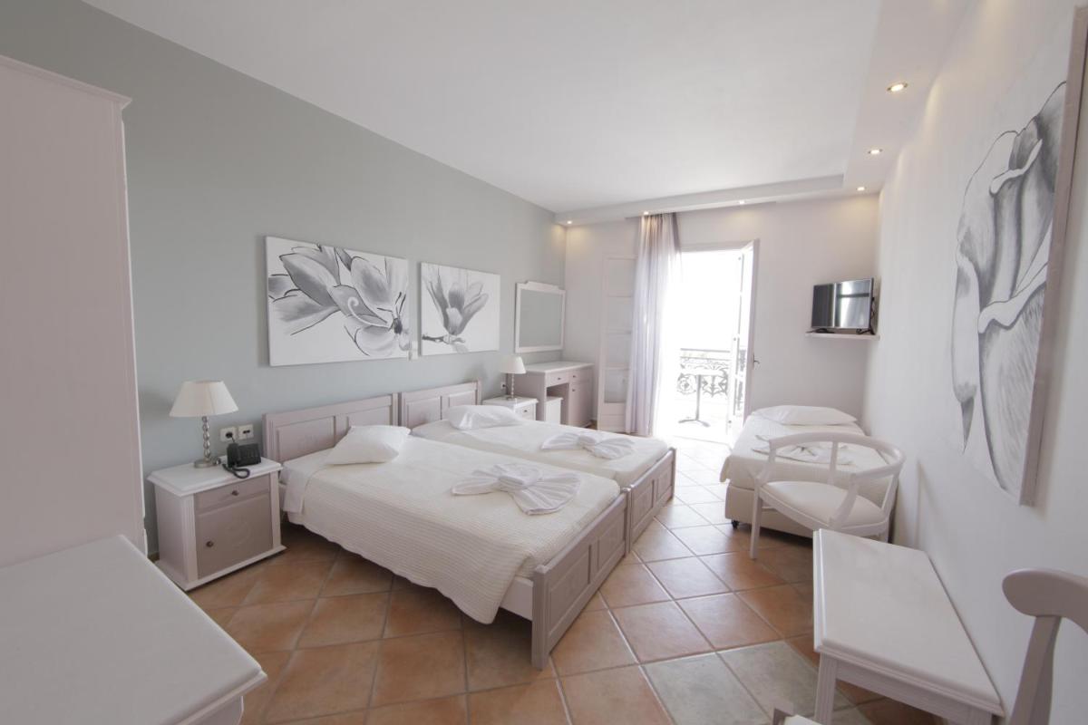 Triple Room with Sea View and Balcony photo 2