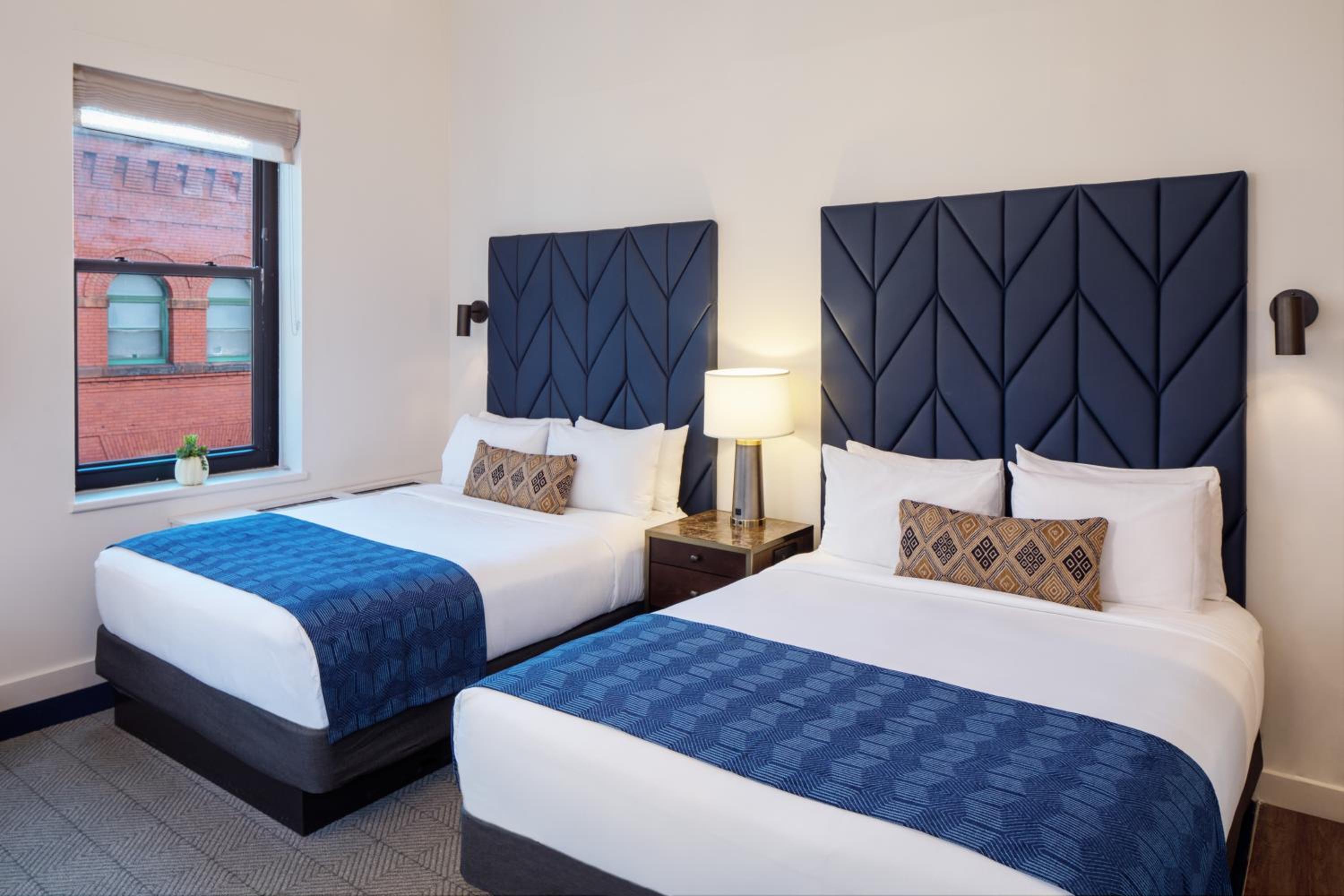 Standard Room with Two Queen Beds - Photo 5