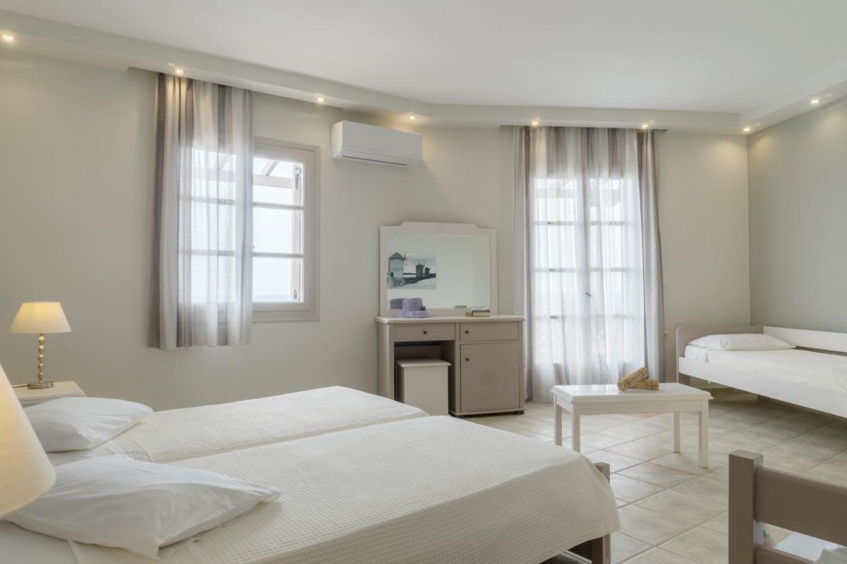 Quadruple Room with Sea View and Balcony photo 2