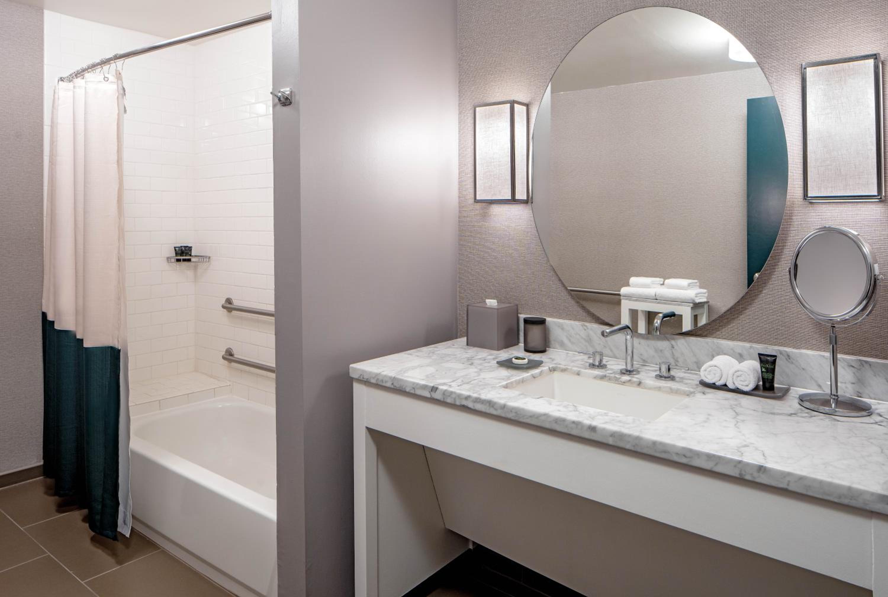 King Room with Accessible Tub - Disability Access - Photo 4