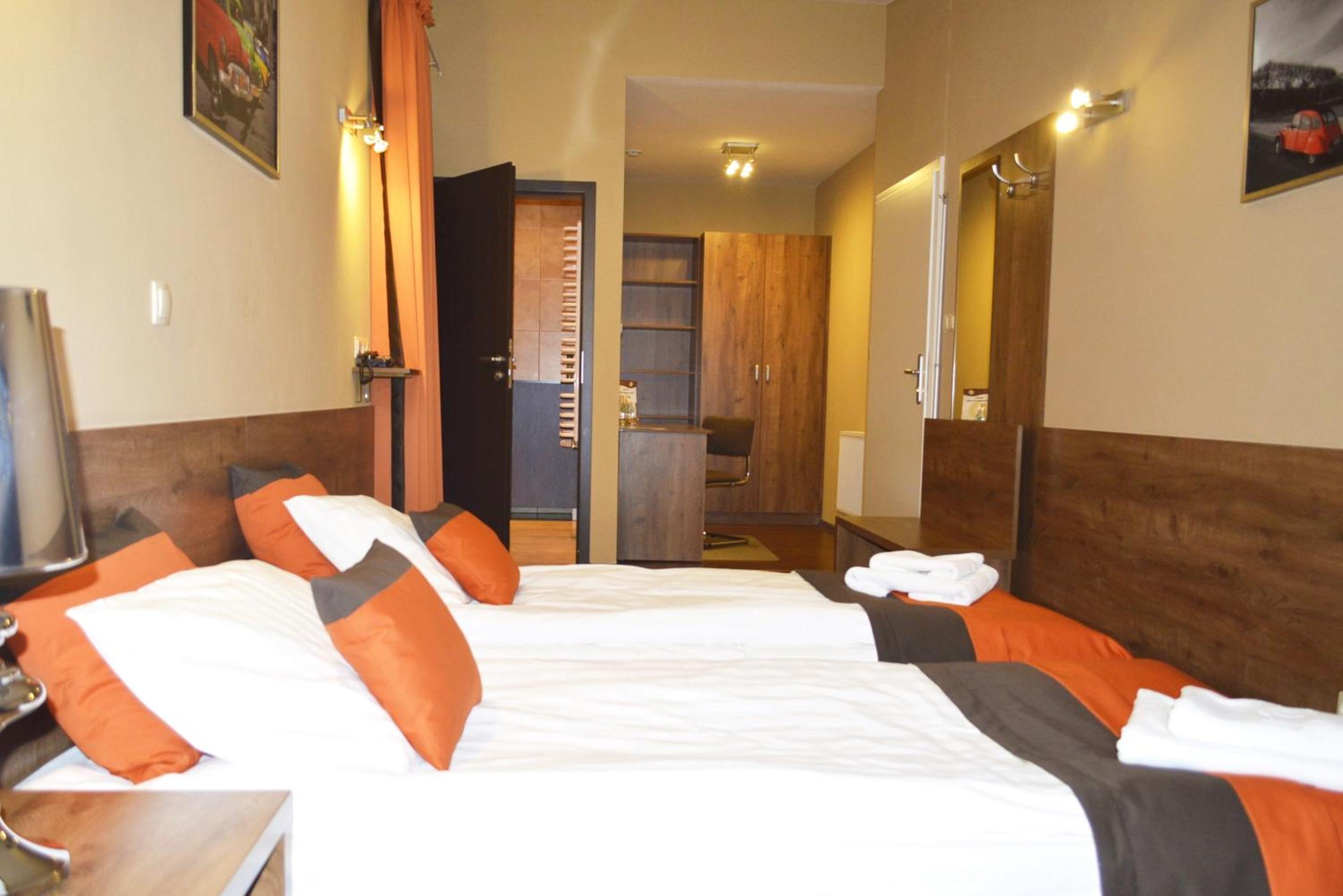 Double or Twin Room - Photo 9