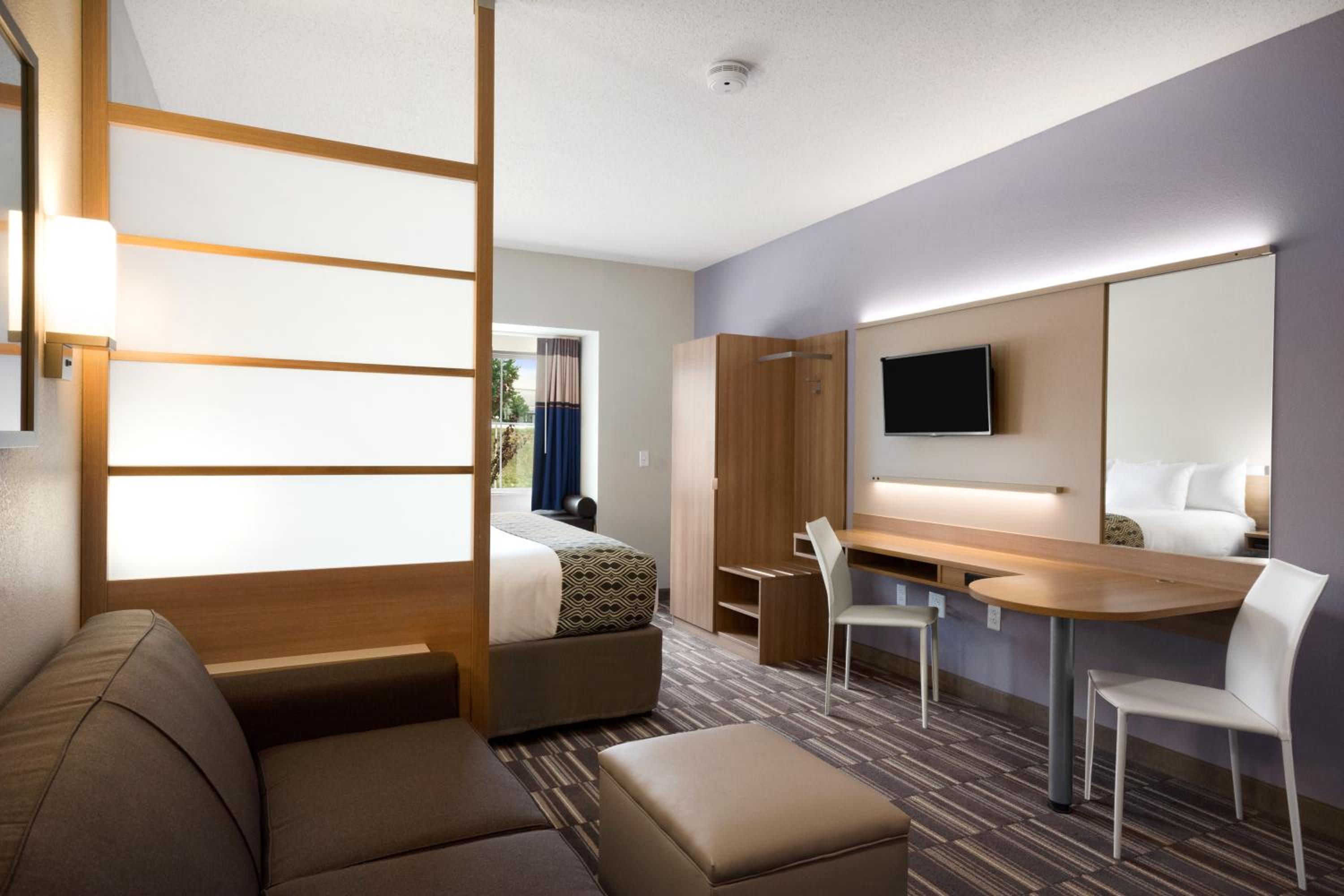 Queen Studio Suite with Bathtub and Grab Bars - Mobility Accessible/Non-Smoking photo 1