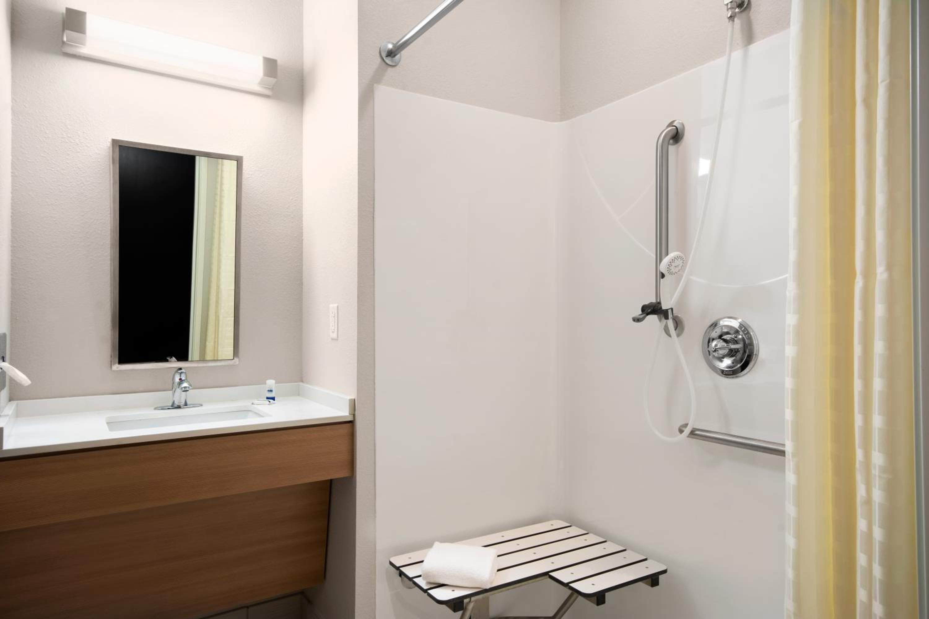 Queen Studio Suite with Two Queen Beds and Roll-In Shower - Mobility Accessible/Non-Smoking photo 3