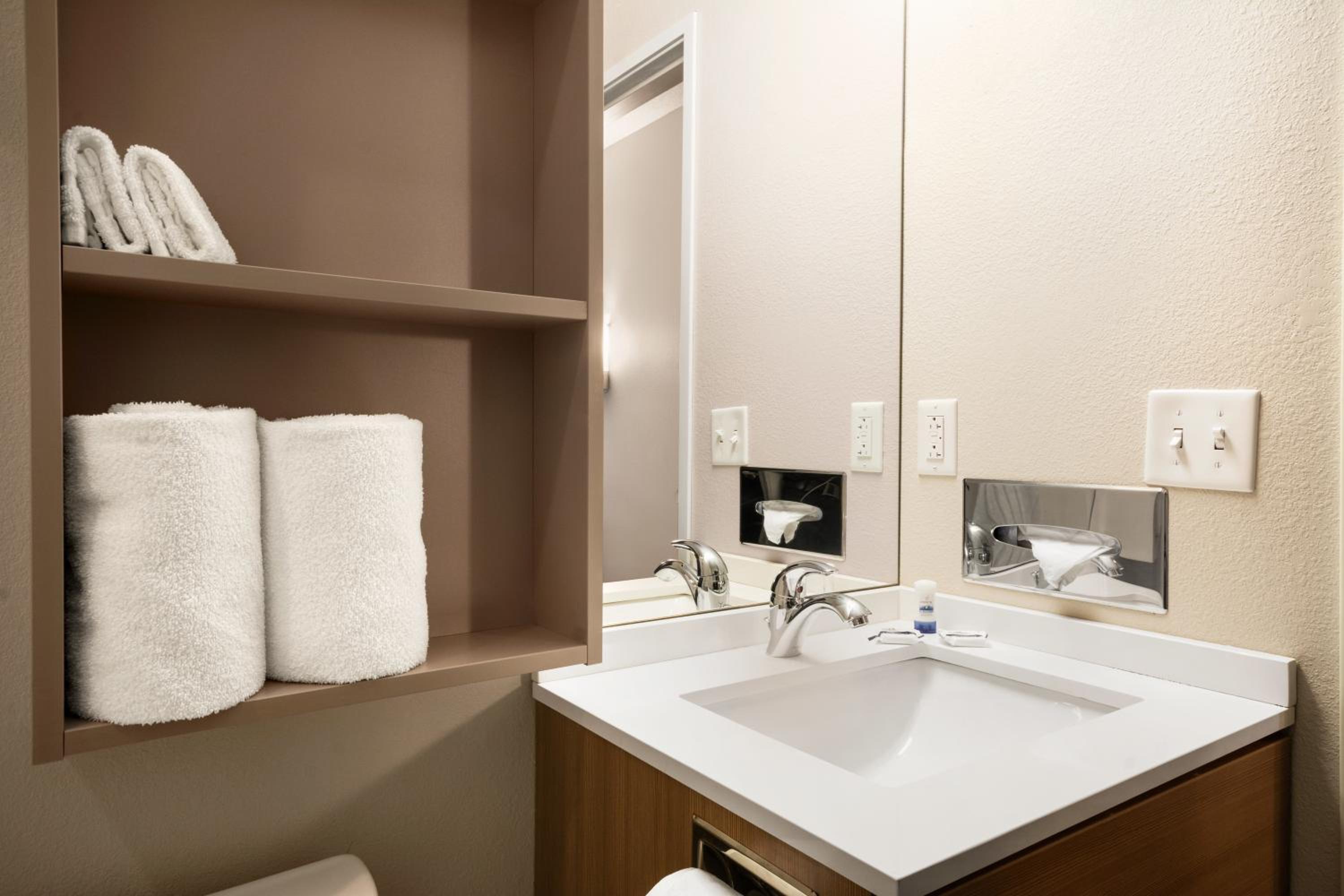 Queen Studio Suite with Bathtub and Grab Bars - Mobility Accessible/Non-Smoking photo 2