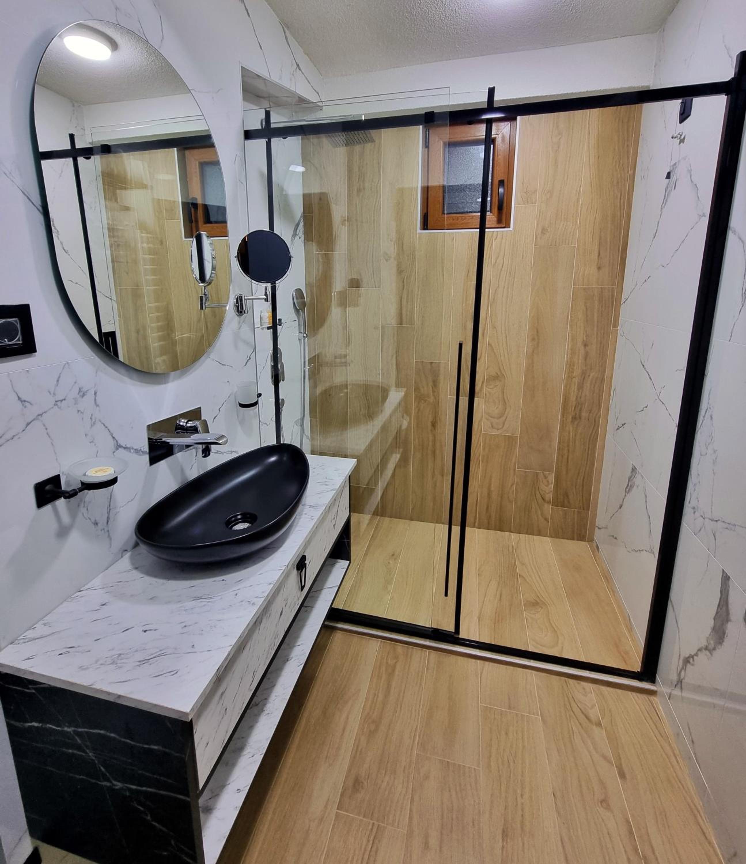 Deluxe Double or Twin Room - Photo 5