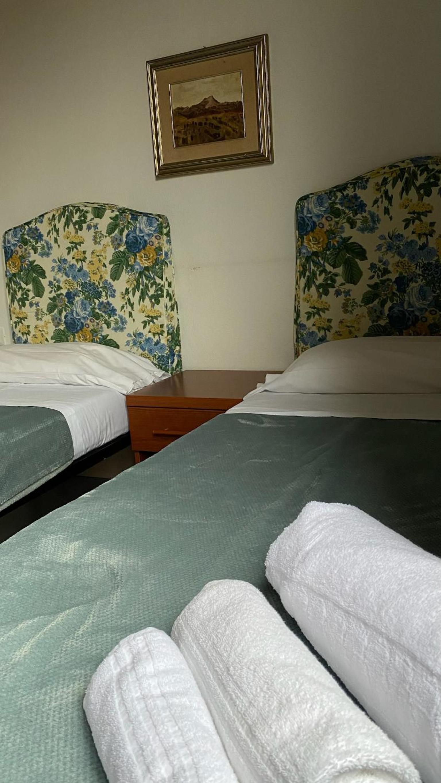 Basic Triple Room With Shared Bathroom photo 1
