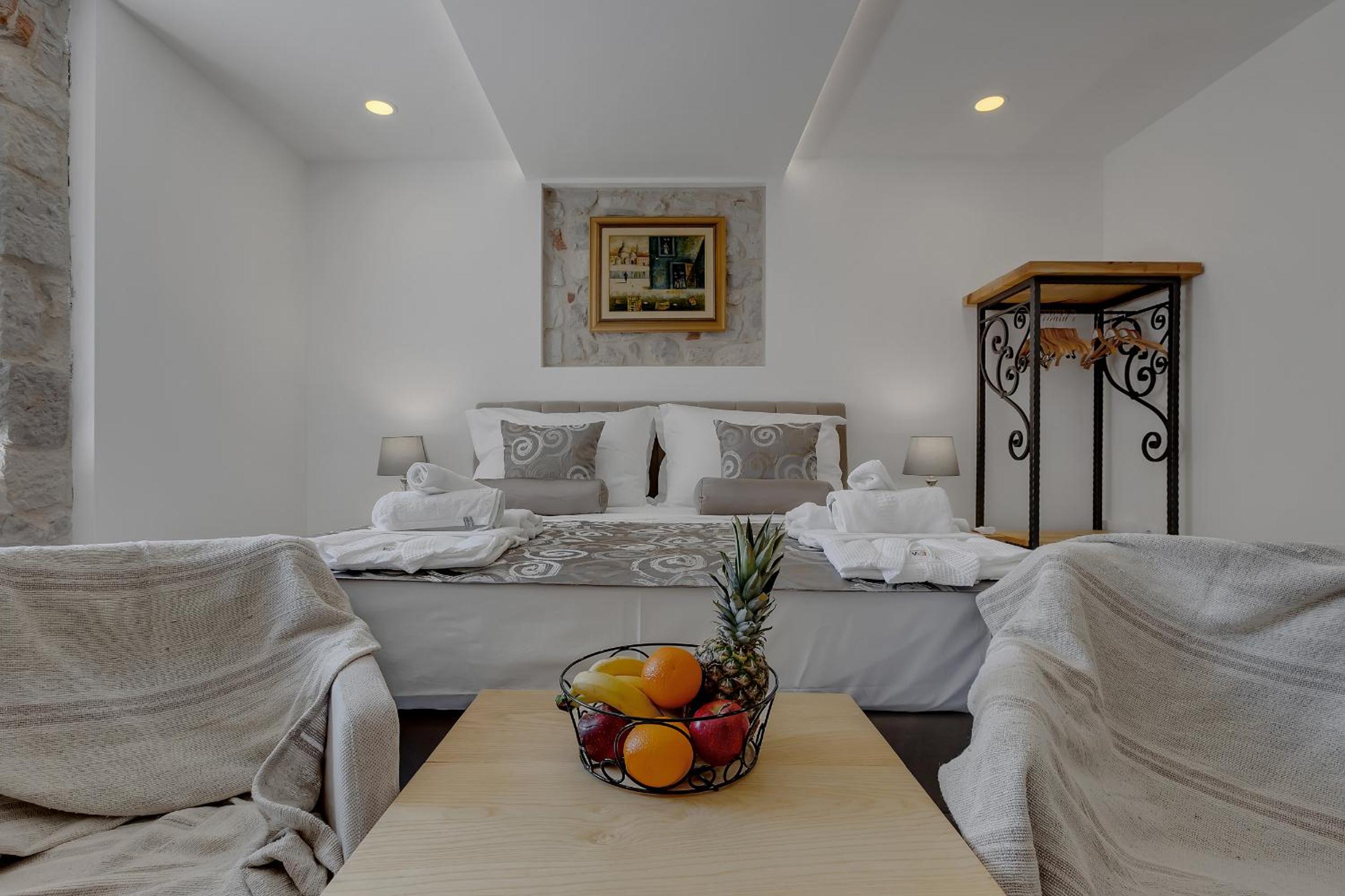 Deluxe King Room - Photo 19