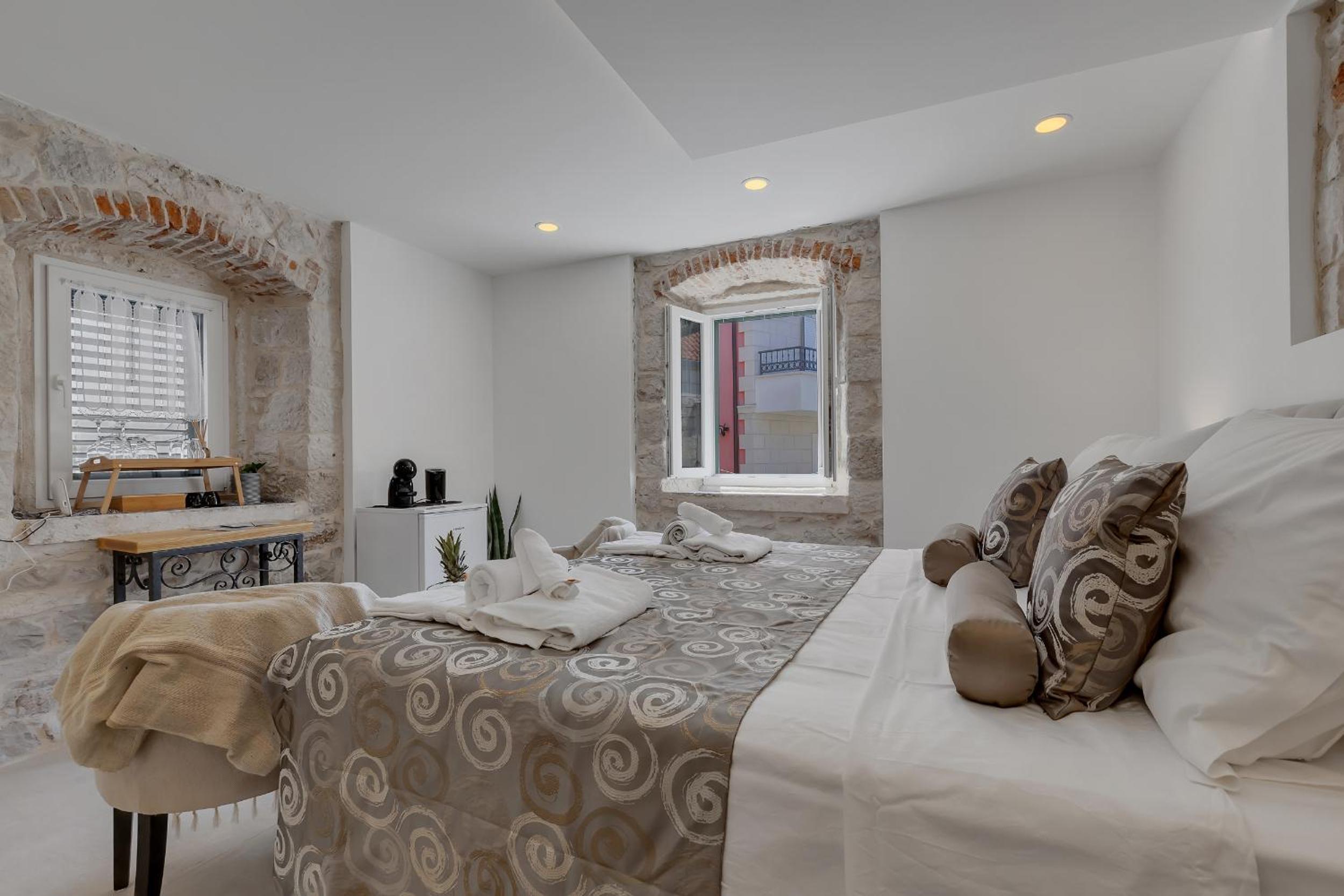 Deluxe King Room - Photo 26