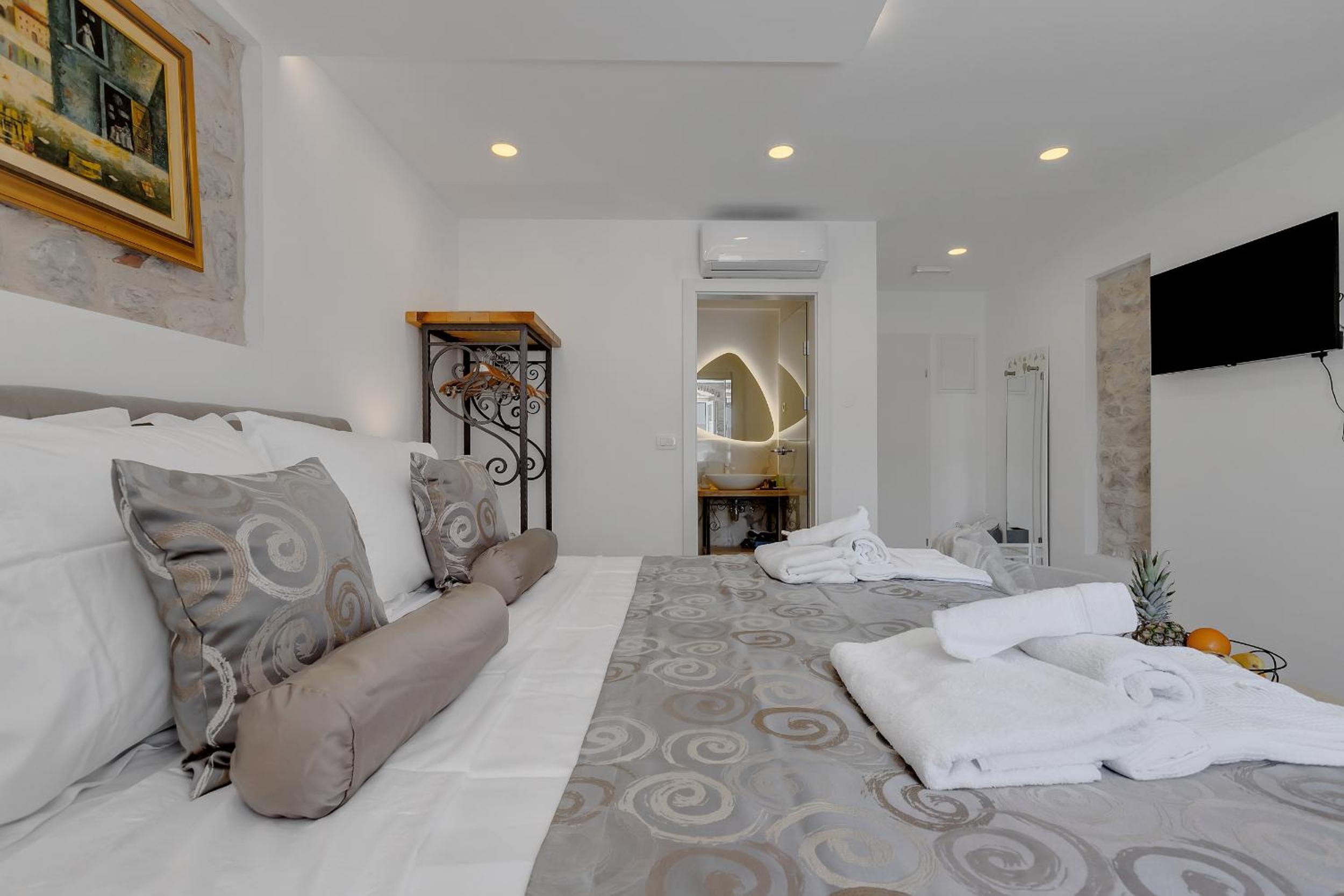 Deluxe King Room - Photo 24