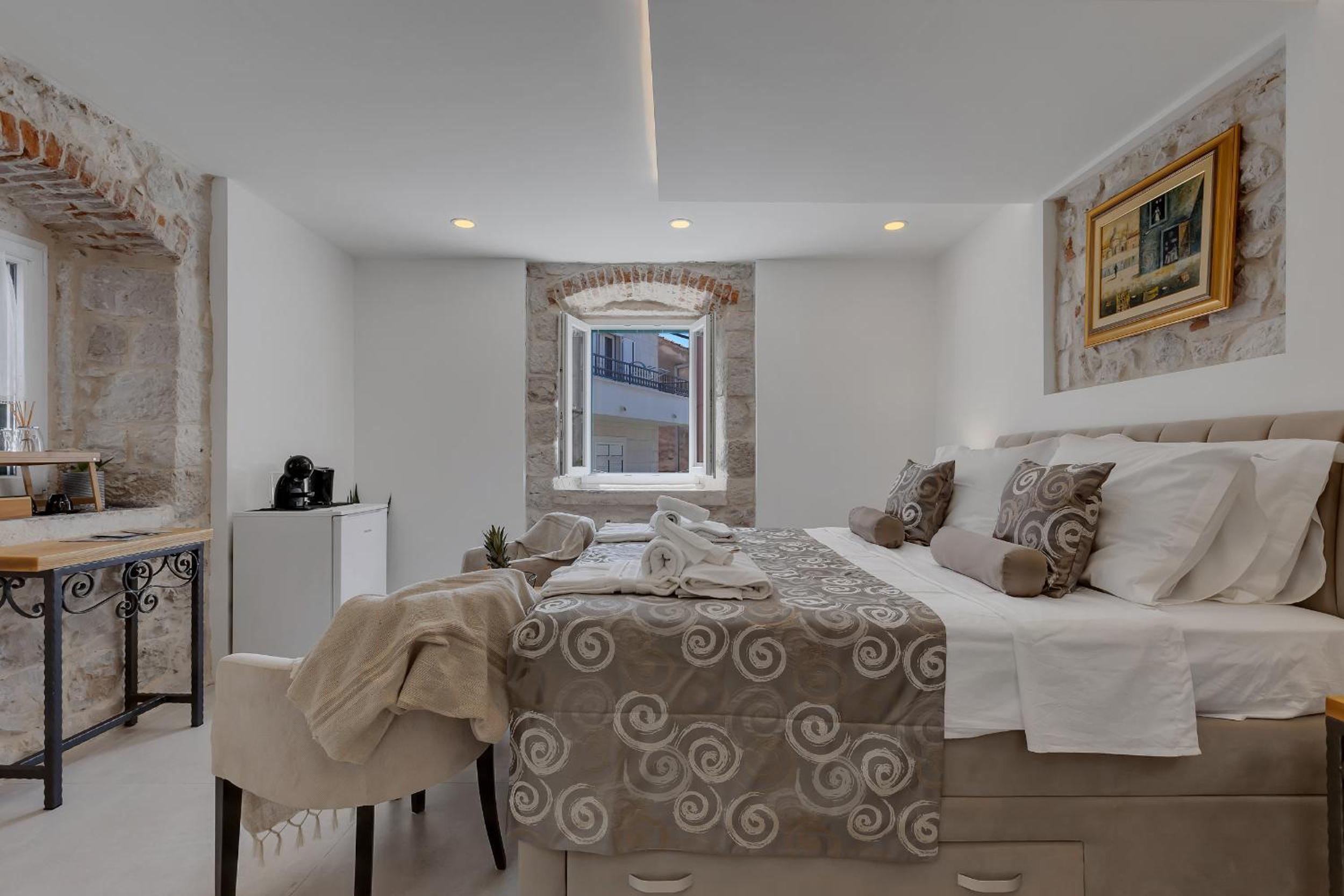 Deluxe King Room - Photo 21