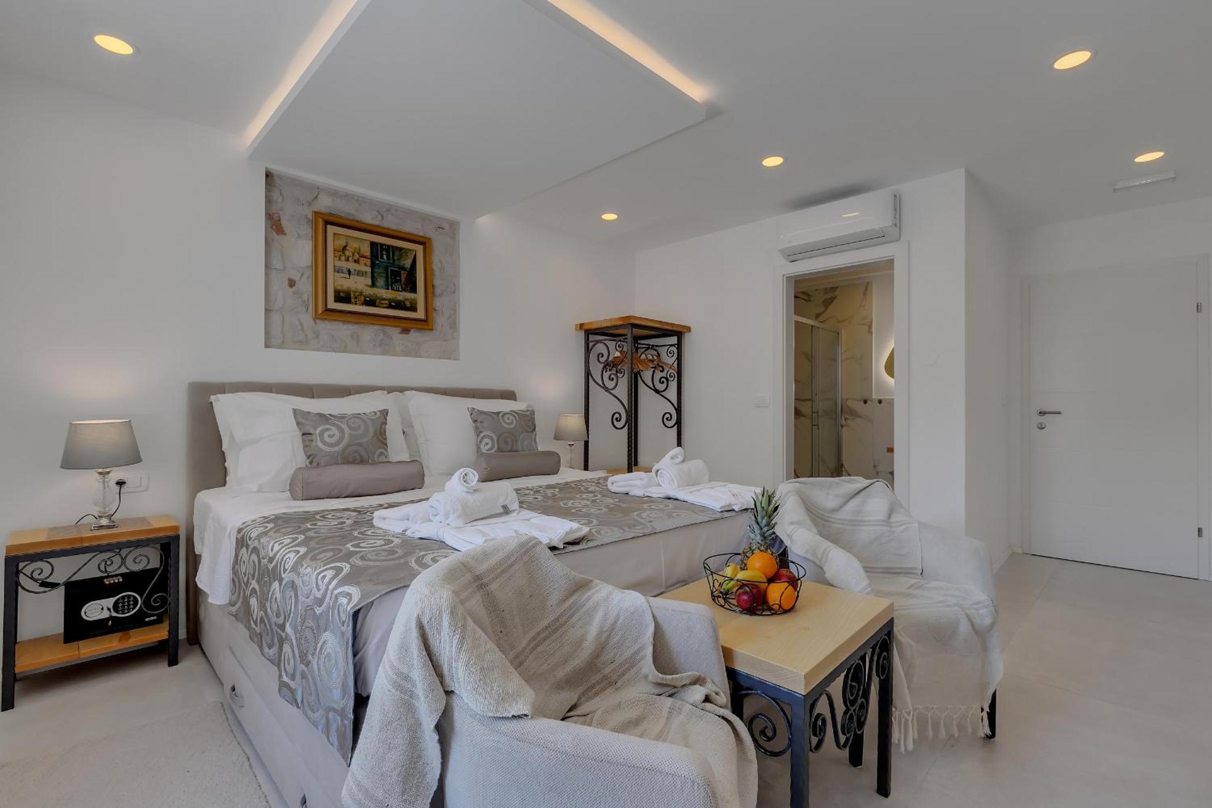 Deluxe King Room - Photo 17