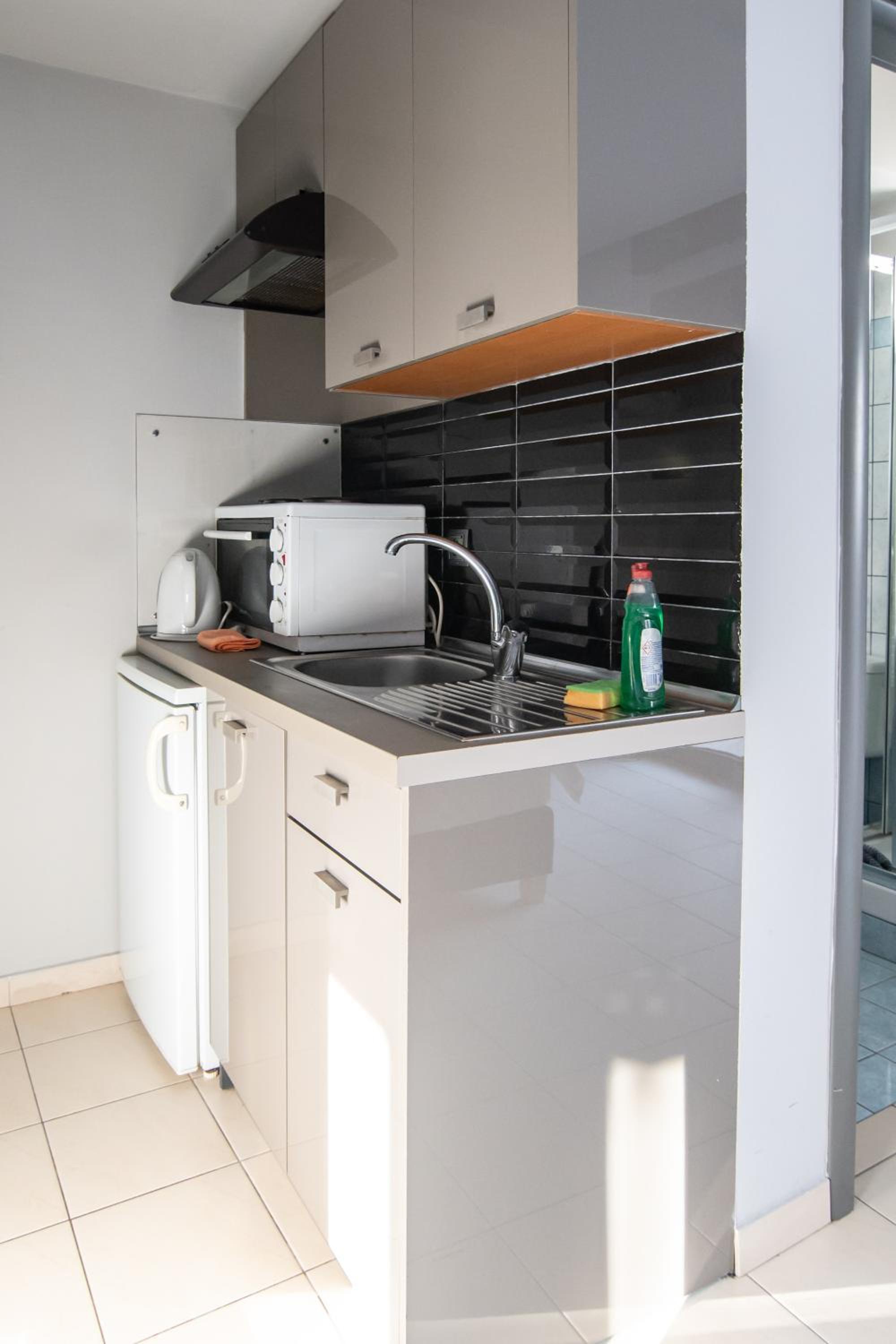 Studio Apartment with Balcony - Photo 10