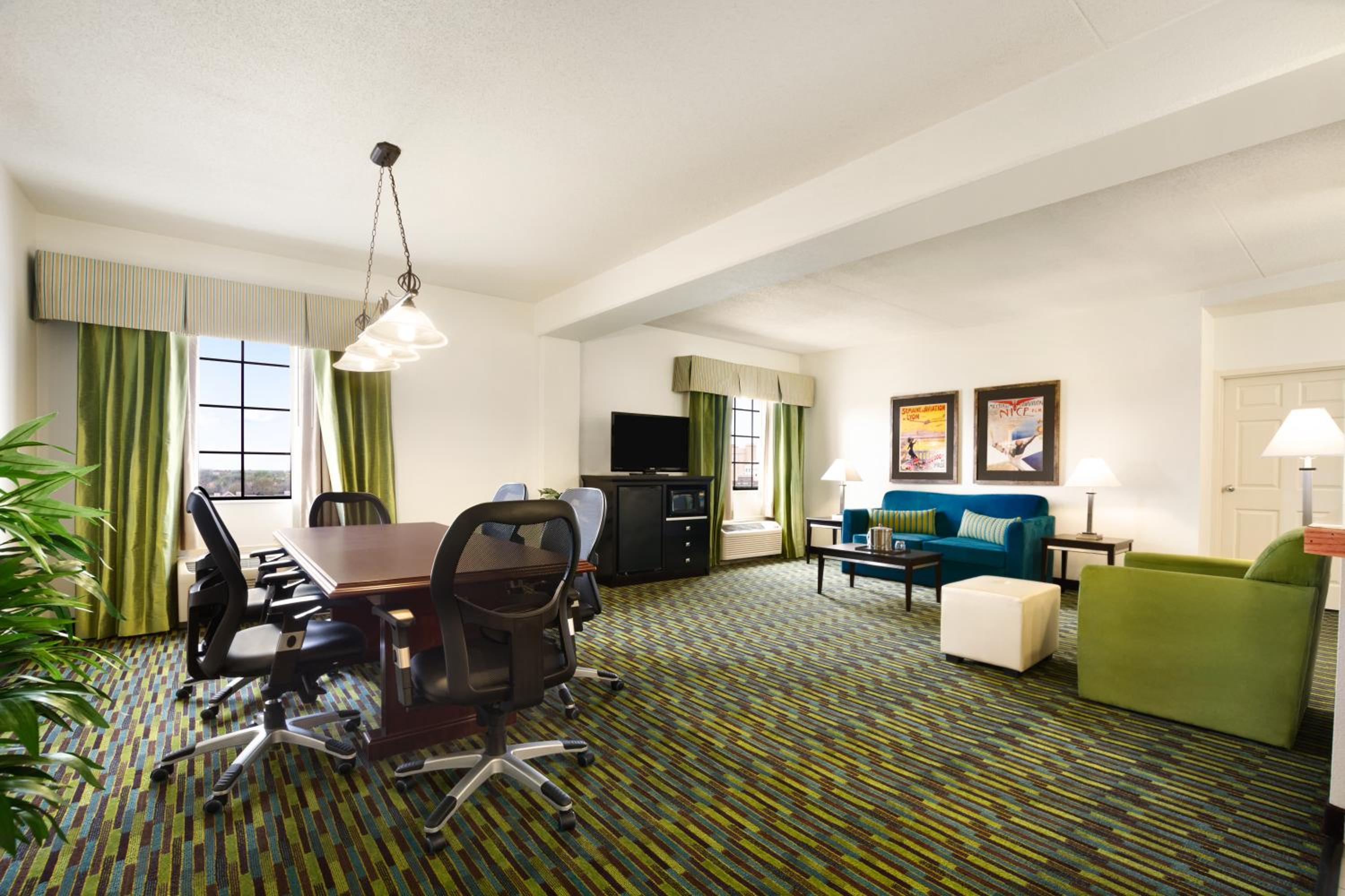 One-Bedroom King Suite - Non-Smoking - Photo 2