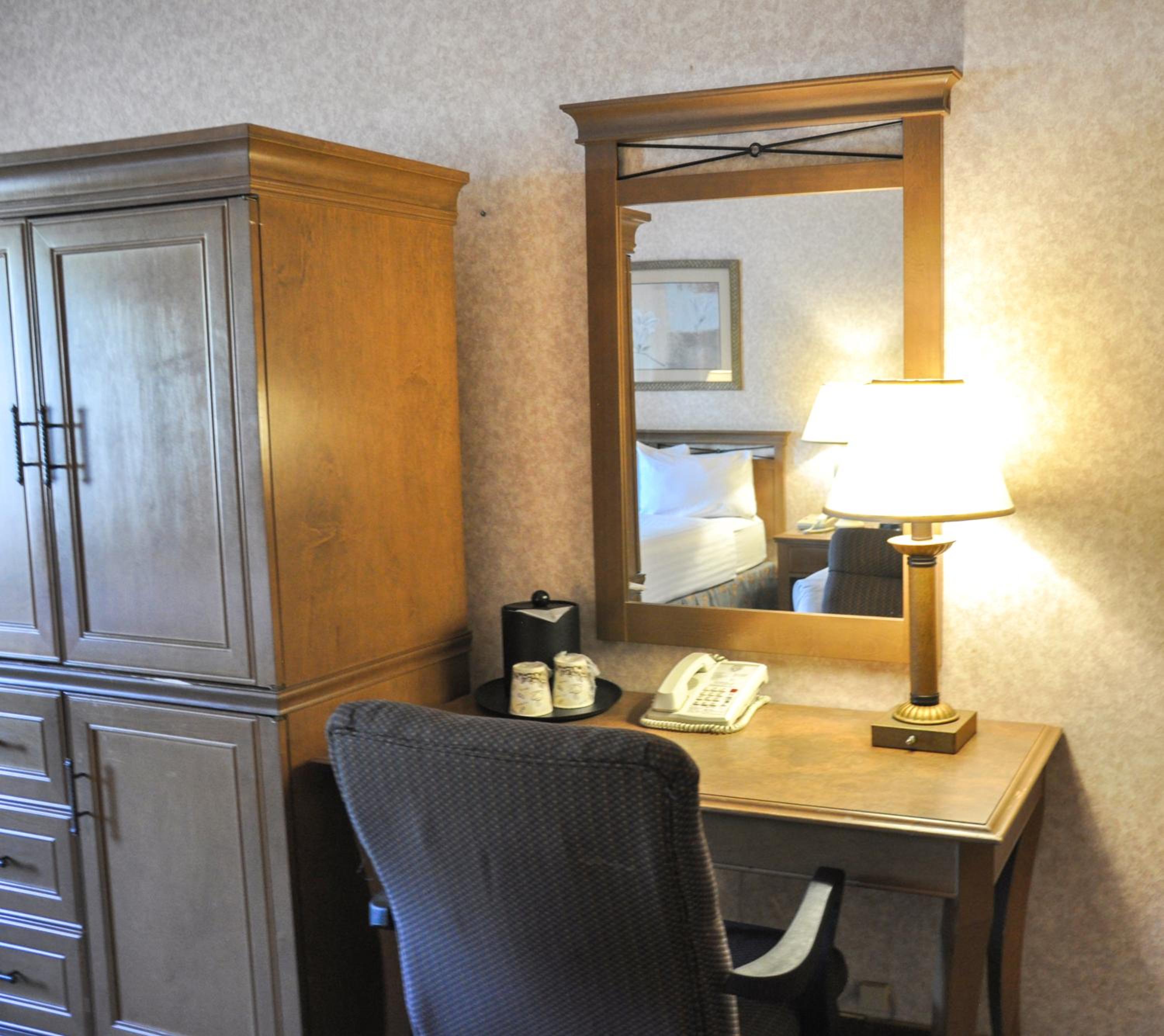 Queen Room with Two Queen Beds - Photo 2